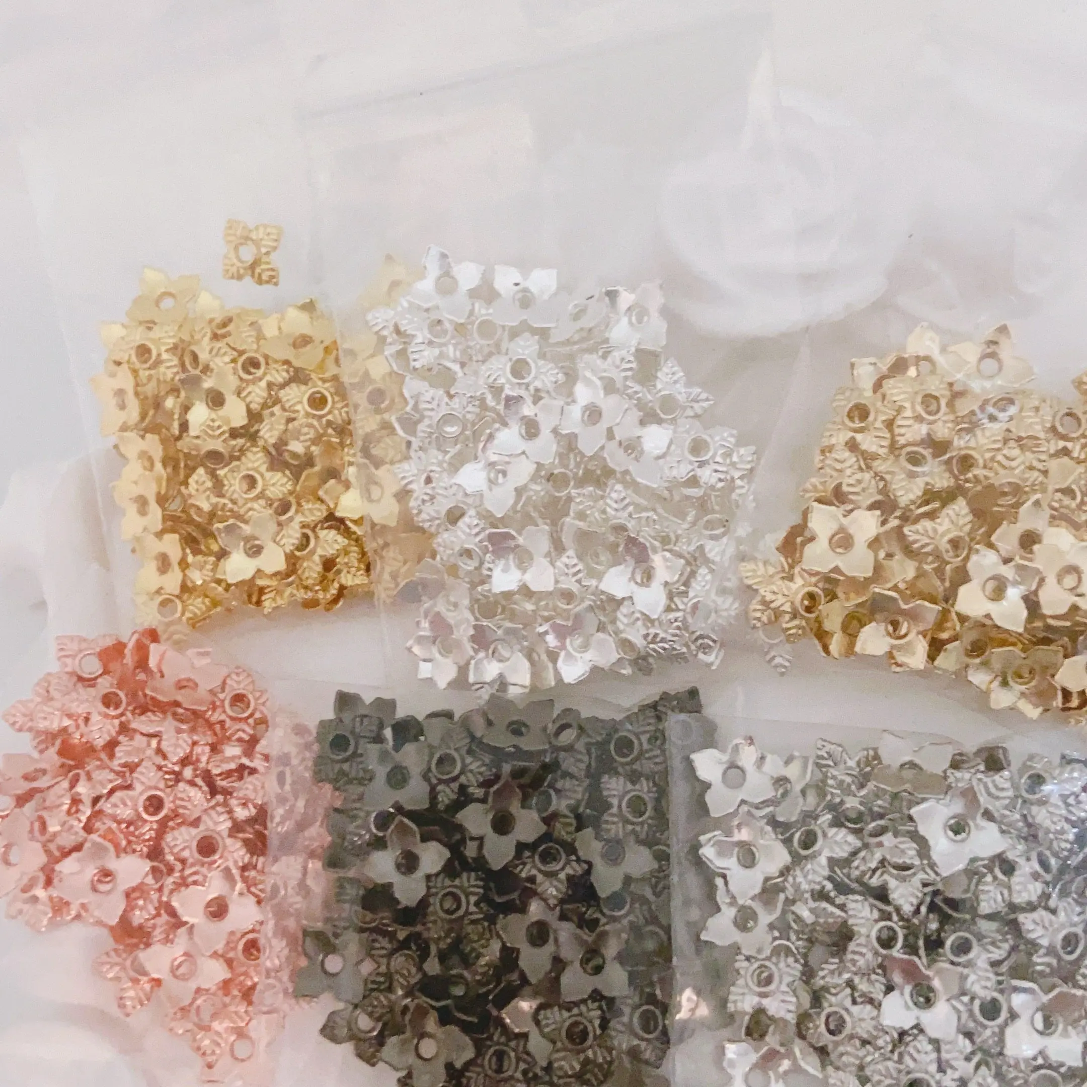 30pcs Four-leaf Pattern Bead Holder and Spacer Bead Accessories Diy Pearl Bracelet Necklace Jewelry Making Materials Wholesale
30pcs Four-leaf Pattern Bead Holder and Spacer Bead Accessories Diy Pearl Bracelet Necklace Jewelry Making Materials Wholesale