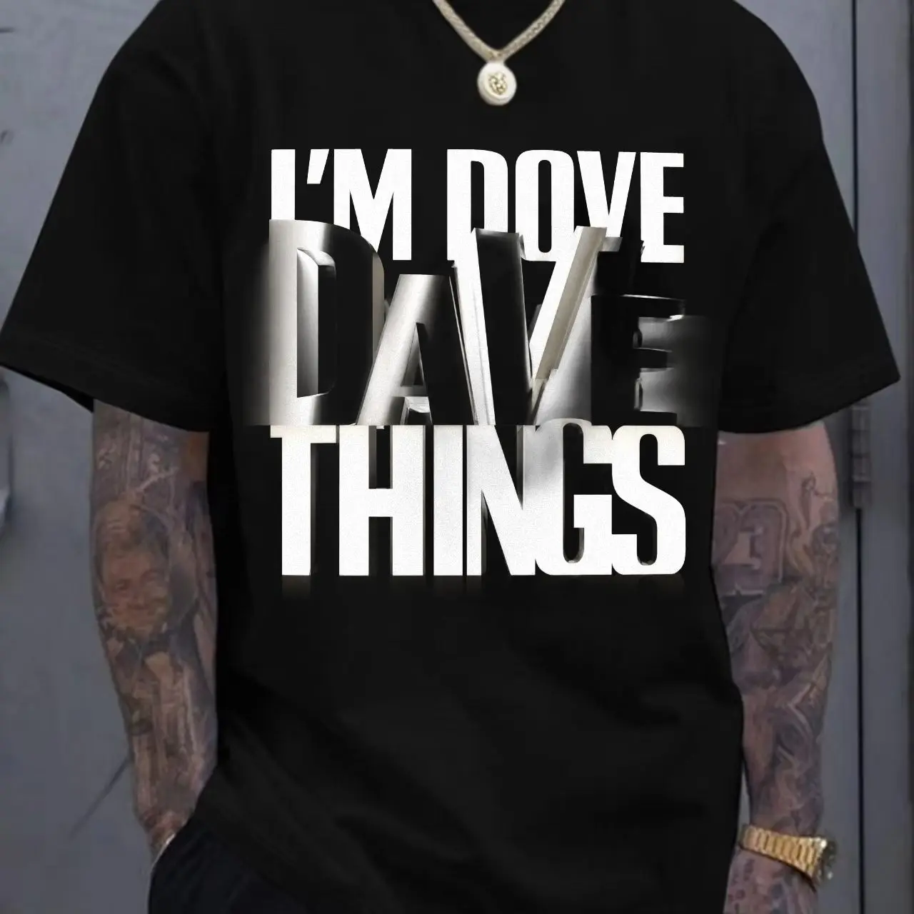 Футболка с круглым вырезом I'M DOVE DAVE THINGS — белая футболка с короткими рукавами и смешанным белым, черным, серебряным, смелым текстом Overlap Des
Футболка с круглым вырезом I'M DOVE DAVE THINGS — белая футболка с короткими рукавами и смешанным белым, черным, серебряным, смелым текстом Overlap Des