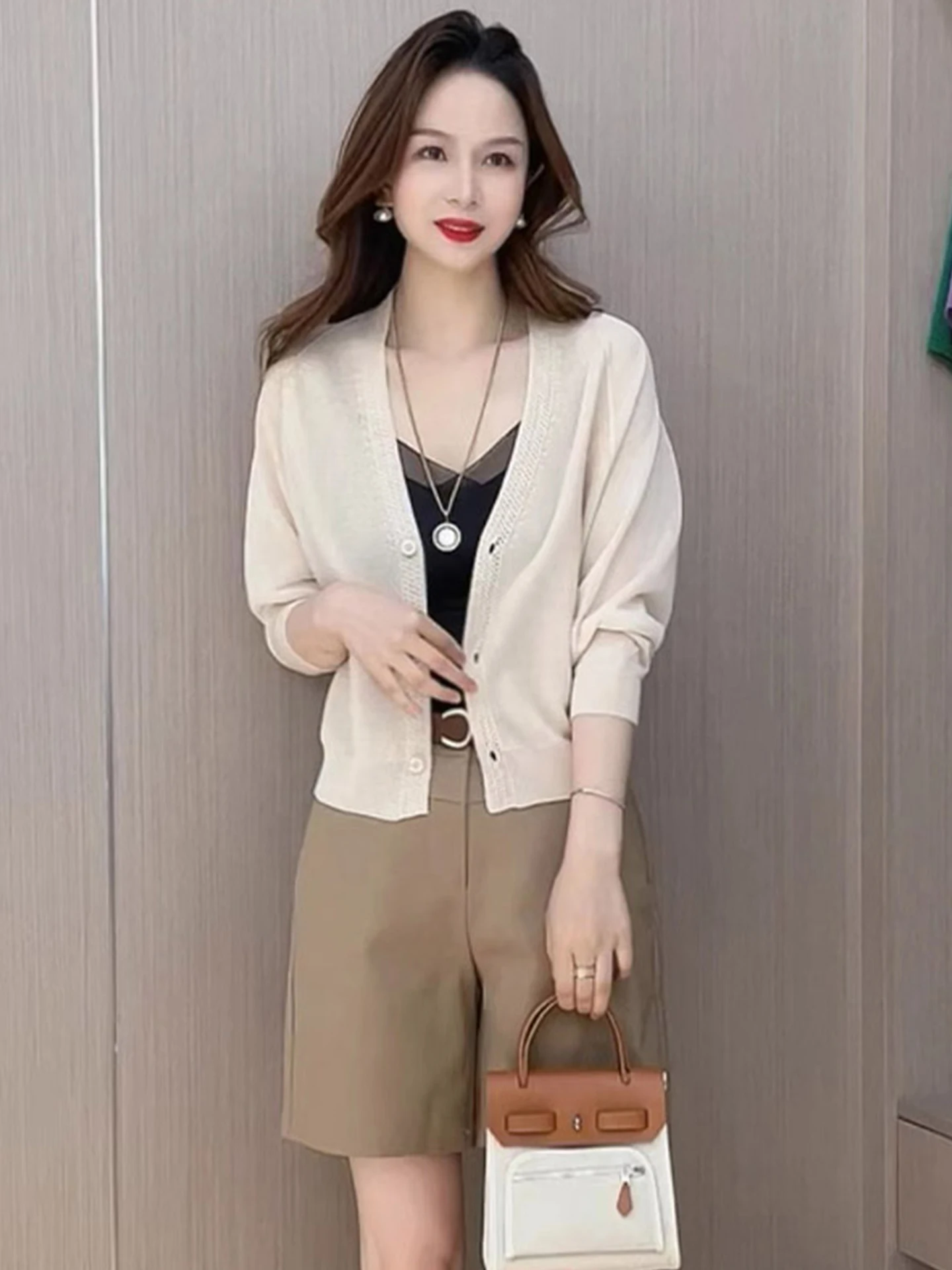 Faionable V-Ne Long Sve Knitwear Women's Single Button Design Sensation Autumn New Sle Versatile Soft Korean Version
Faionable V-Ne Long Sve Knitwear Women's Single Button Design Sensation Autumn New Sle Versatile Soft Korean Version