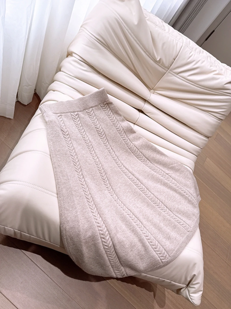 Вязаная шерстяная юбка миди прямого кроя, омолаживающая силуэт, женская модная коллекция весна, производство Китай
Вязаная шерстяная юбка миди прямого кроя, омолаживающая силуэт, женская модная коллекция весна, производство Китай