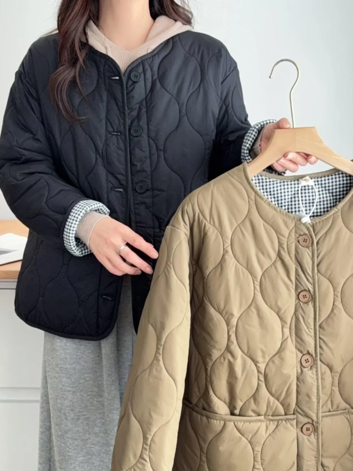 Autumn Winter Lightweight Casual Cotton Jacket round Neck Gourd Pattern Embossed Line Pocket Coat for plus Size Women
Autumn Winter Lightweight Casual Cotton Jacket round Neck Gourd Pattern Embossed Line Pocket Coat for plus Size Women