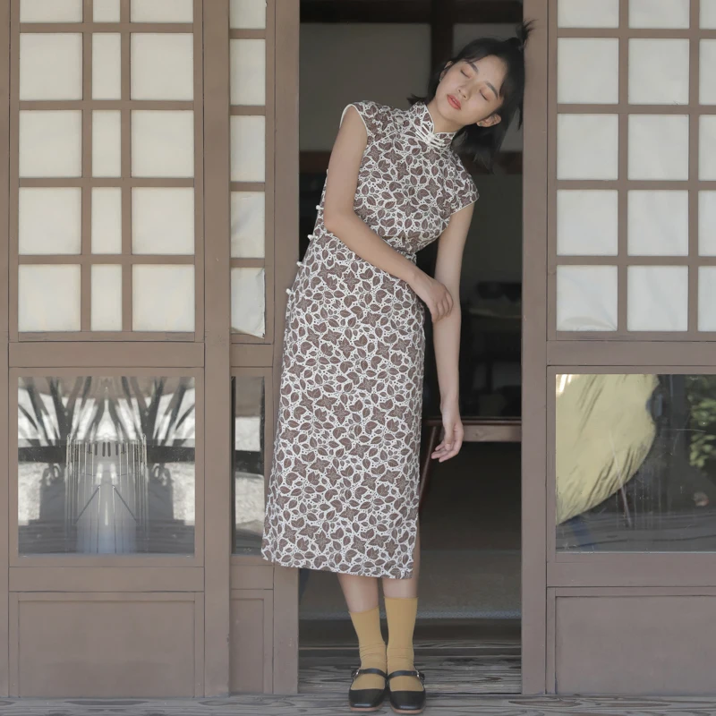 Ретро-платье из хлопка средней длины с маленькими цветочными пуговицами и низким разрезом, для повседневной носки, женское.
Ретро-платье из хлопка средней длины с маленькими цветочными пуговицами и низким разрезом, для повседневной носки, женское.