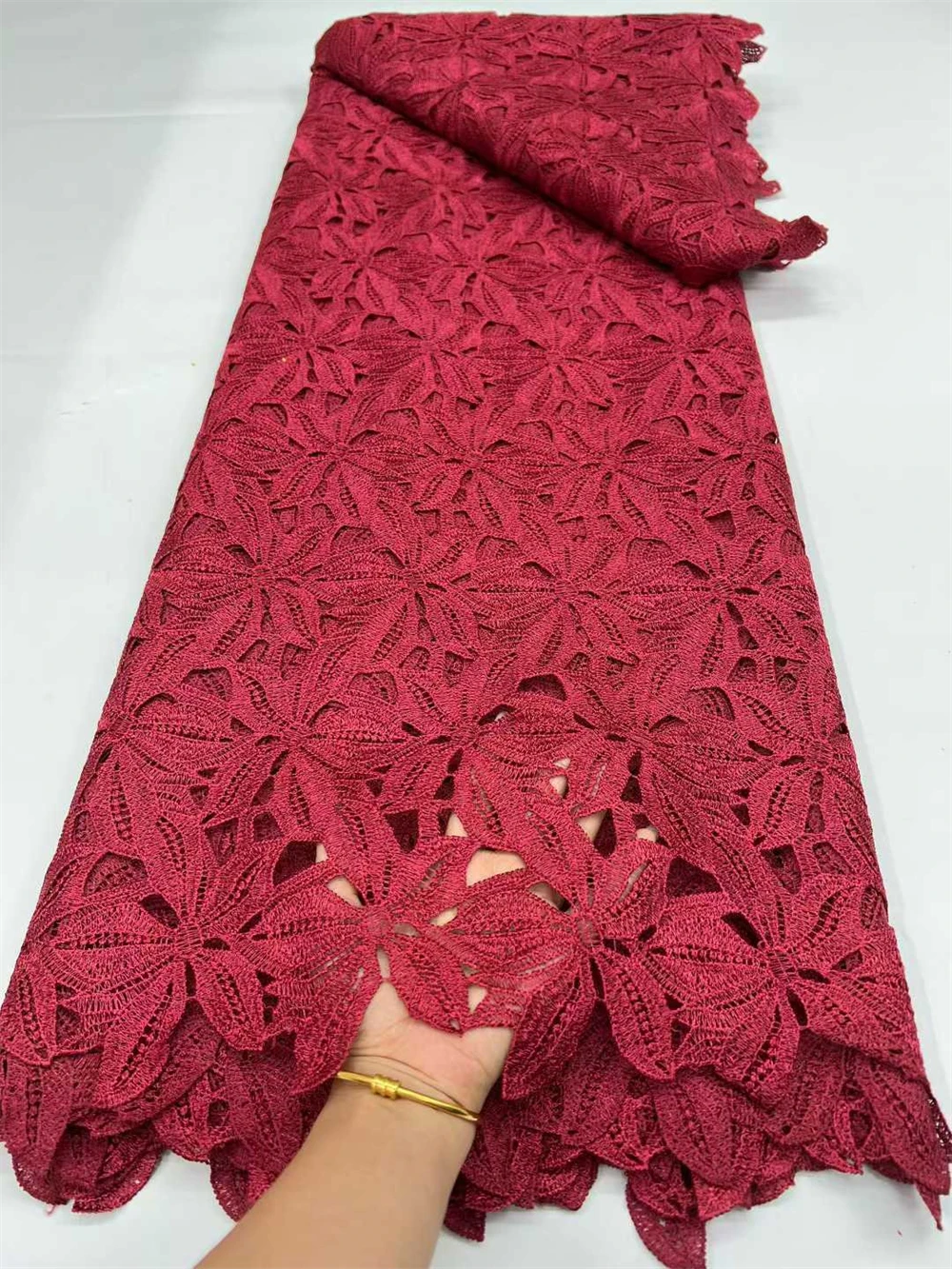Красная ажурная водорастворимая качественная женская африканская гипюровая кружевная ткань 2026, шнуровая кружевная ткань для свадебного платья, материал 06
Красная ажурная водорастворимая качественная женская африканская гипюровая кружевная ткань 2026, шнуровая кружевная ткань для свадебного платья, материал 06