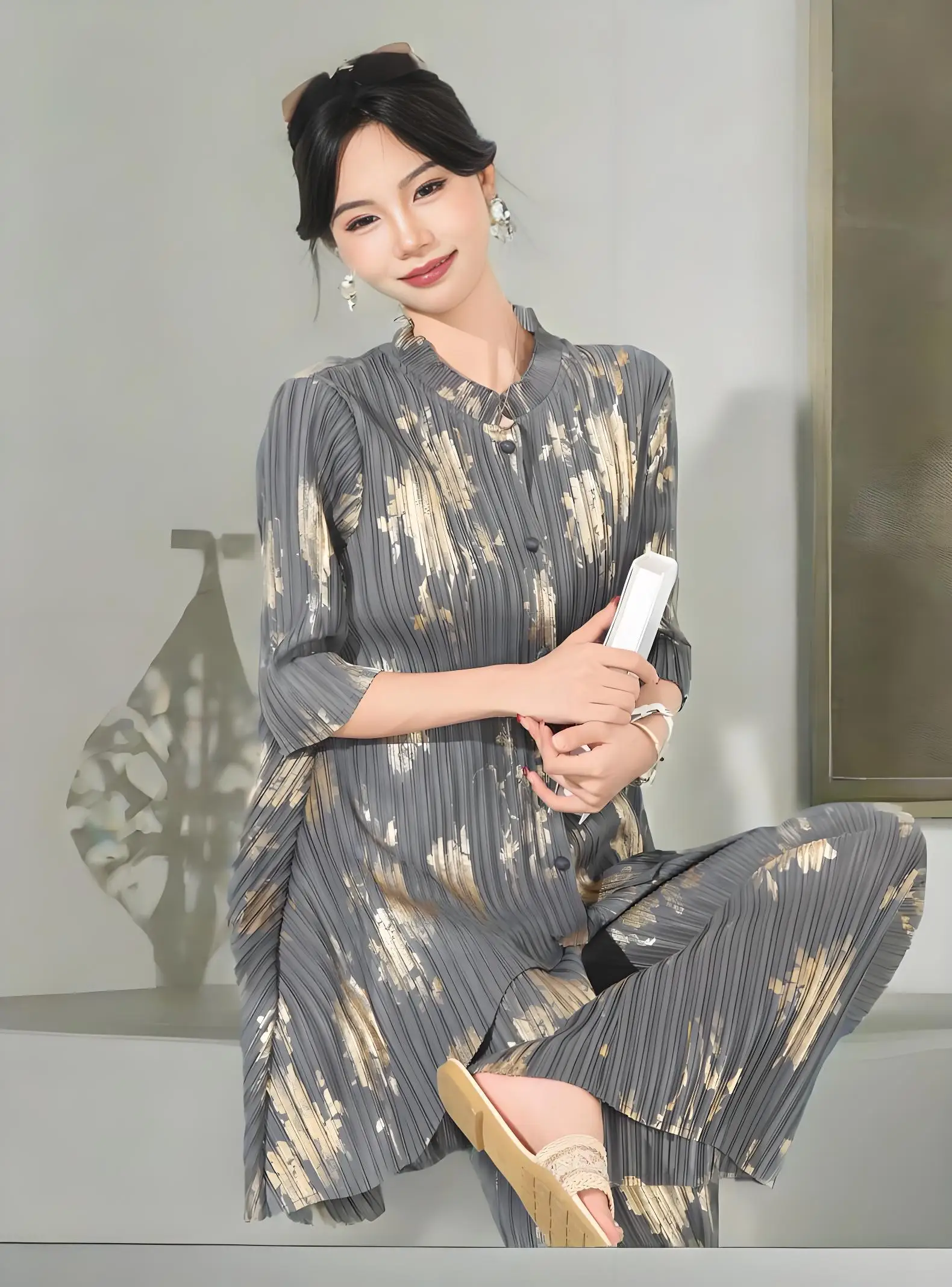 Miyake Folds 2025 Fashion Set Hot Gold Stamped Standing Neck Tuxedo Long Top Pleat High Waisted Straight Leg Pants Two Piece Set
Miyake Folds 2025 Fashion Set Hot Gold Stamped Standing Neck Tuxedo Long Top Pleat High Waisted Straight Leg Pants Two Piece Set
