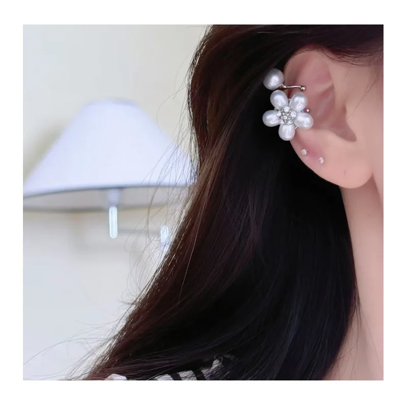 French Retro Exquisite Flower Pearl Earrings, Earbone Clips, Femininity Without Pierced Earrings, New Trendy
French Retro Exquisite Flower Pearl Earrings, Earbone Clips, Femininity Without Pierced Earrings, New Trendy