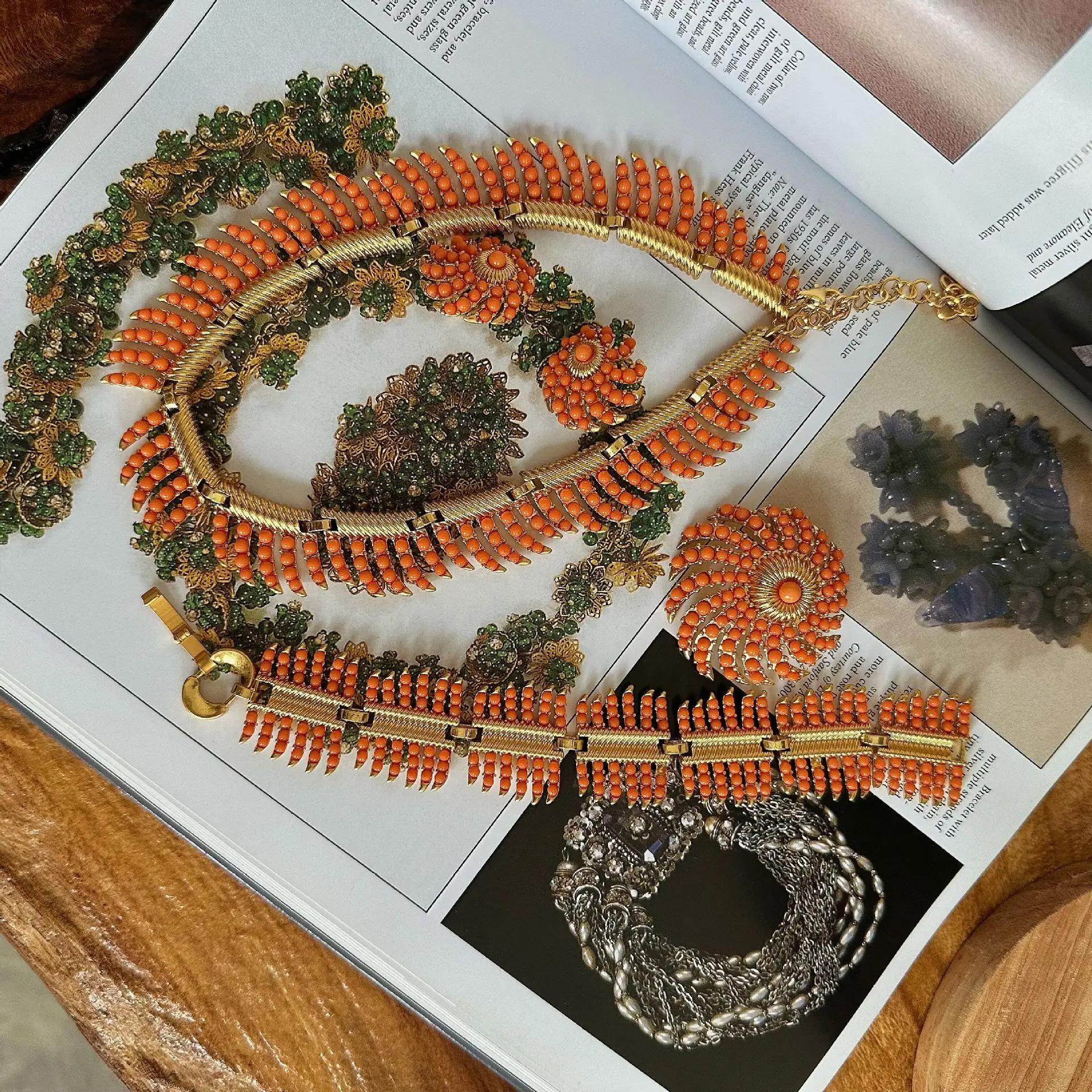 2024 New Stone Inlaid Necklace Ear Clip Bracelet Brooch Vintage Jewelry Set Women's Light Luxury Elegant Fashion Accessories
2024 New Stone Inlaid Necklace Ear Clip Bracelet Brooch Vintage Jewelry Set Women's Light Luxury Elegant Fashion Accessories