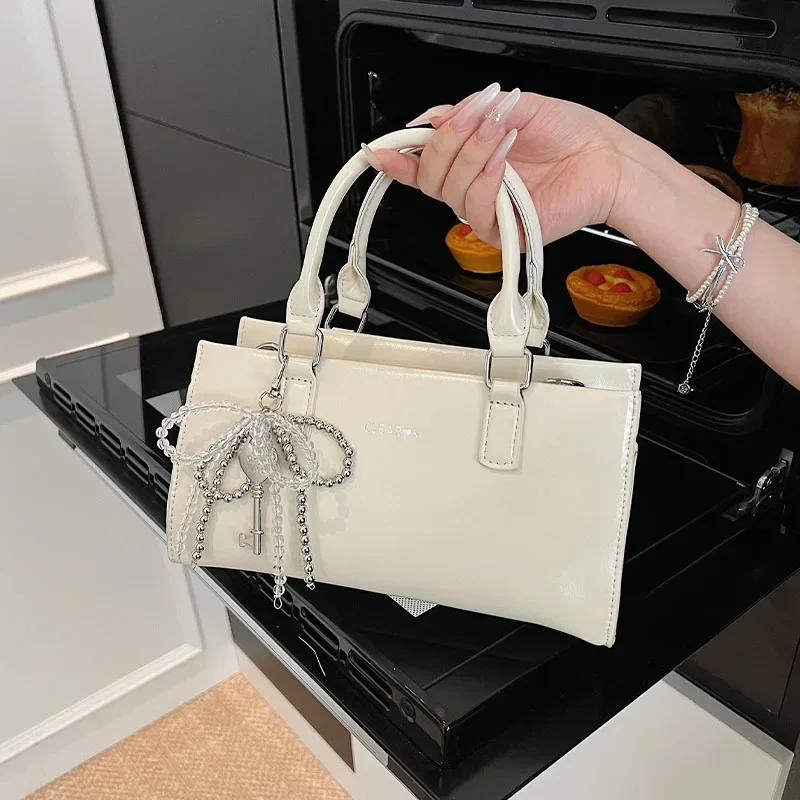 High End Trend Women Handbags 2025 New Chic Letter Design Square Crossbody Bags Versatile Commuting Single Shoulder Pack
High End Trend Women Handbags 2025 New Chic Letter Design Square Crossbody Bags Versatile Commuting Single Shoulder Pack