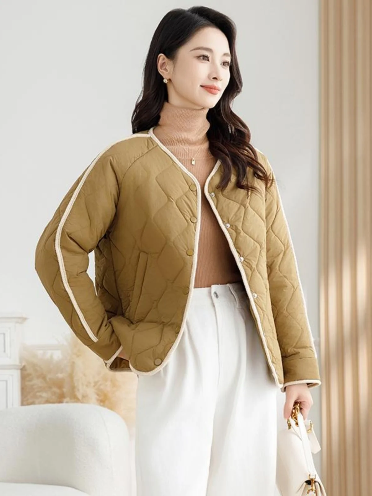 Новая женская легкая свободная хлопковая куртка в стиле ретро с круглым вырезом, теплая зимняя, маленького размера, однотонная, с ромбовидным узором
Новая женская легкая свободная хлопковая куртка в стиле ретро с круглым вырезом, теплая зимняя, маленького размера, однотонная, с ромбовидным узором