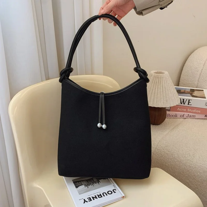 Elegant Leather Women's Crossbody Bag High-End Luxury Brand Fashionable Classic Paris Chic Designer Commuter Daily Vintage Bag
Elegant Leather Women's Crossbody Bag High-End Luxury Brand Fashionable Classic Paris Chic Designer Commuter Daily Vintage Bag