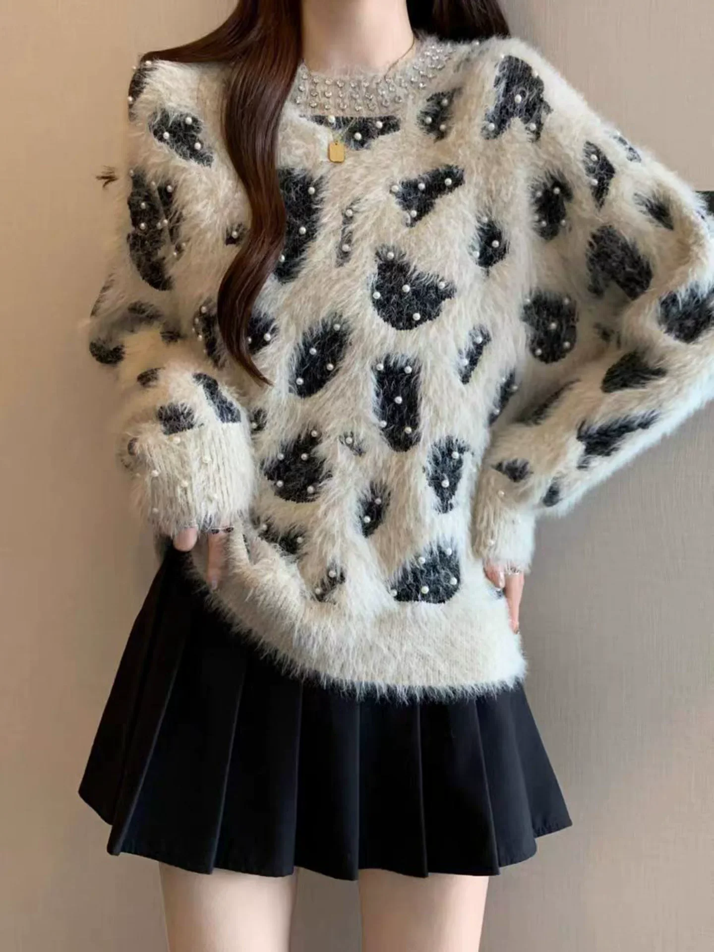 Корейский тяжелый вязаный топ с леопардовым принтом и бисером, женский осенне-зимний новый модный свободный мягкий теплый свитер
Корейский тяжелый вязаный топ с леопардовым принтом и бисером, женский осенне-зимний новый модный свободный мягкий теплый свитер