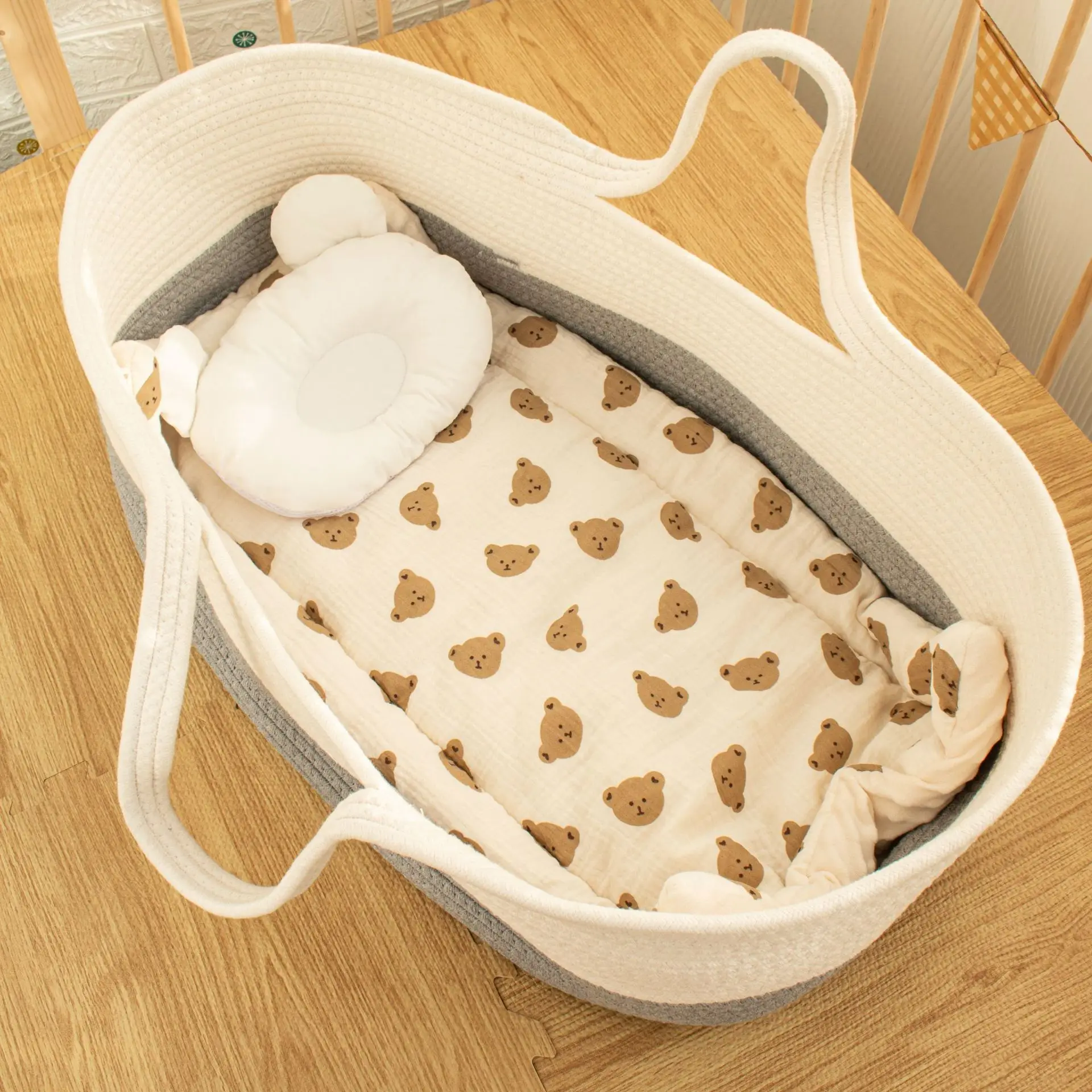 Мягкая и теплая стеганая подстилка из марли для новорожденных, подушка для коляски, подушка для кроватки, осенне-зимняя подстилка.
Мягкая и теплая стеганая подстилка из марли для новорожденных, подушка для коляски, подушка для кроватки, осенне-зимняя подстилка.