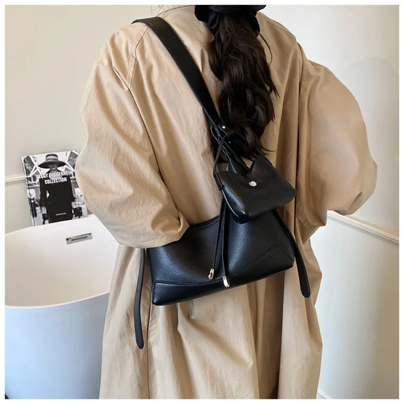 Высококачественная женская элегантная кожаная сумка Парижская модная повседневная винтажная женская сумка через плечо
Высококачественная женская элегантная кожаная сумка Парижская модная повседневная винтажная женская сумка через плечо