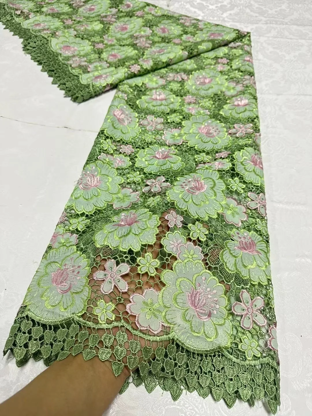 High Quality African Guipure Cord Lace Fabric Nigerian Water Soluble stones Fabric French Lace For Wedding Party Women Dresses
High Quality African Guipure Cord Lace Fabric Nigerian Water Soluble stones Fabric French Lace For Wedding Party Women Dresses