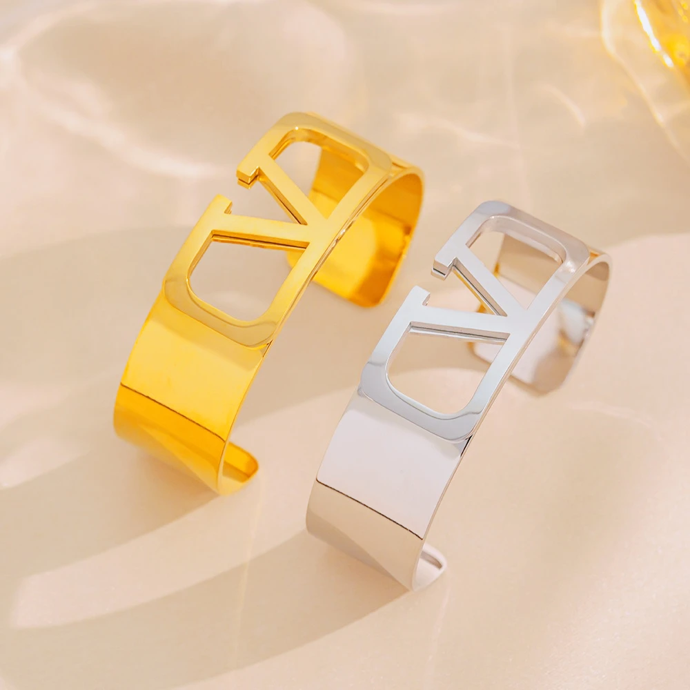 The Wide Bracelet with A C-shaped Opening Can Be Adjusted in Size. It Features A Light Luxury Design in Europe and America
The Wide Bracelet with A C-shaped Opening Can Be Adjusted in Size. It Features A Light Luxury Design in Europe and America