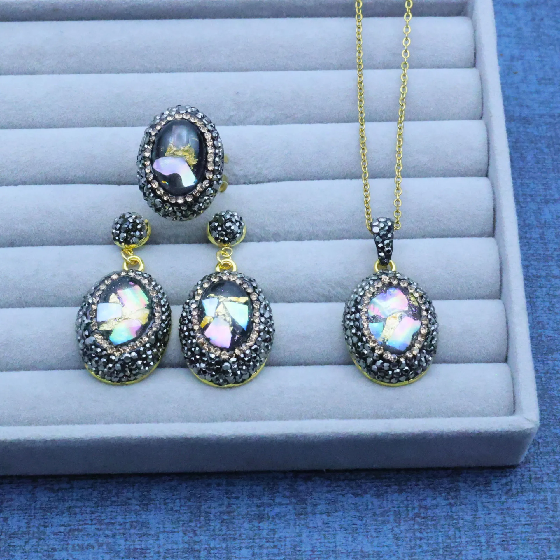 New natural shell painted crystal inlaid black high-end light luxury three-piece set women's jewelry accessories new day
New natural shell painted crystal inlaid black high-end light luxury three-piece set women's jewelry accessories new day