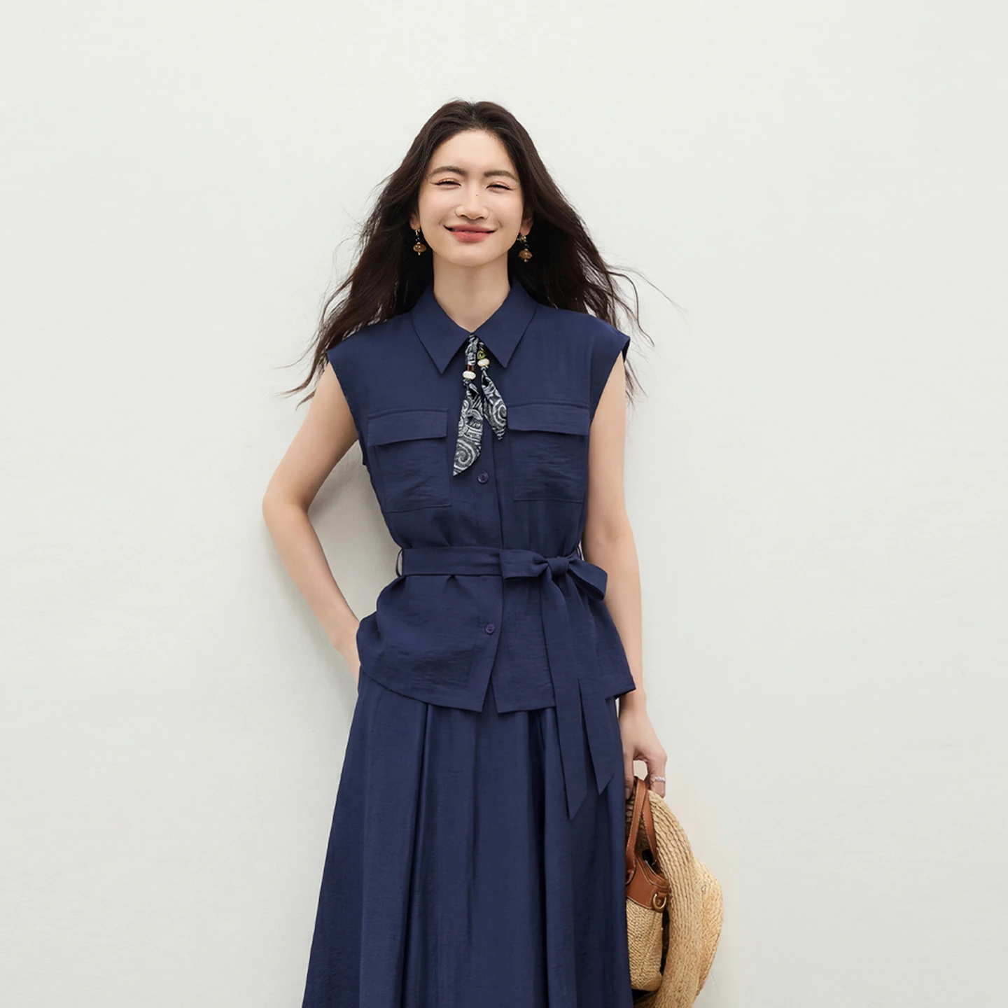 SENTUBILA Women's Office Sleeveless Shirt Fashion Lapel Collar Print Scarf Symmetric Pocket Tie Waist Straight Blouse 162CA5867
SENTUBILA Women's Office Sleeveless Shirt Fashion Lapel Collar Print Scarf Symmetric Pocket Tie Waist Straight Blouse 162CA5867