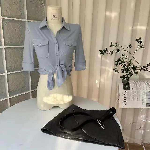 Универсальная маленькая рубашка, индивидуальный однотонный однобортный топ с короткими рукавами для горячих девушек с узлом
Универсальная маленькая рубашка, индивидуальный однотонный однобортный топ с короткими рукавами для горячих девушек с узлом