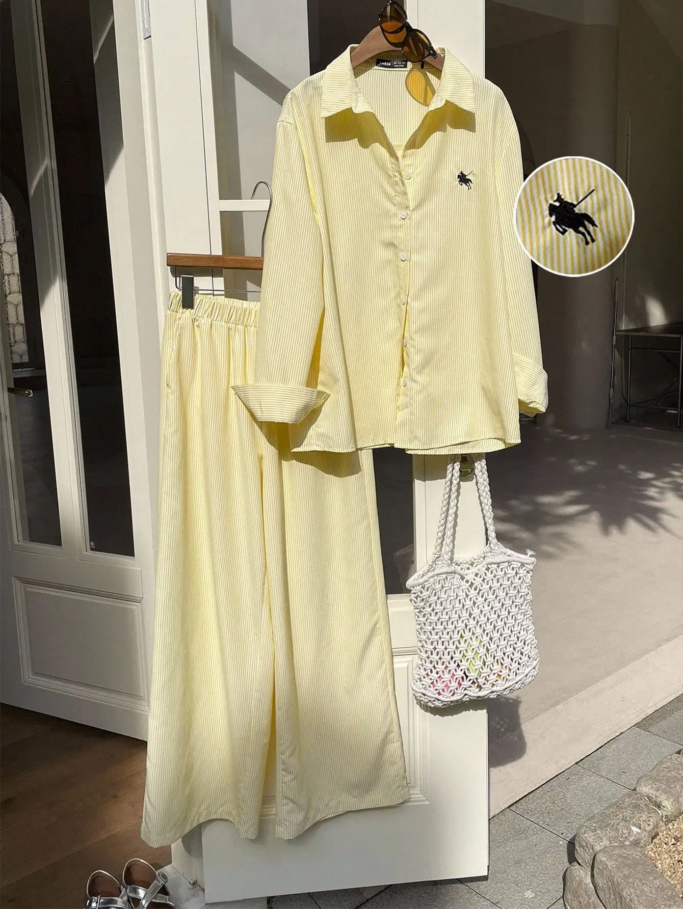 Желтый полосатый комплект из двух предметов с вышивкой – свободная рубашка на пуговицах и брюки с широкими штанинами для повседневной носки
Желтый полосатый комплект из двух предметов с вышивкой – свободная рубашка на пуговицах и брюки с широкими штанинами для повседневной носки