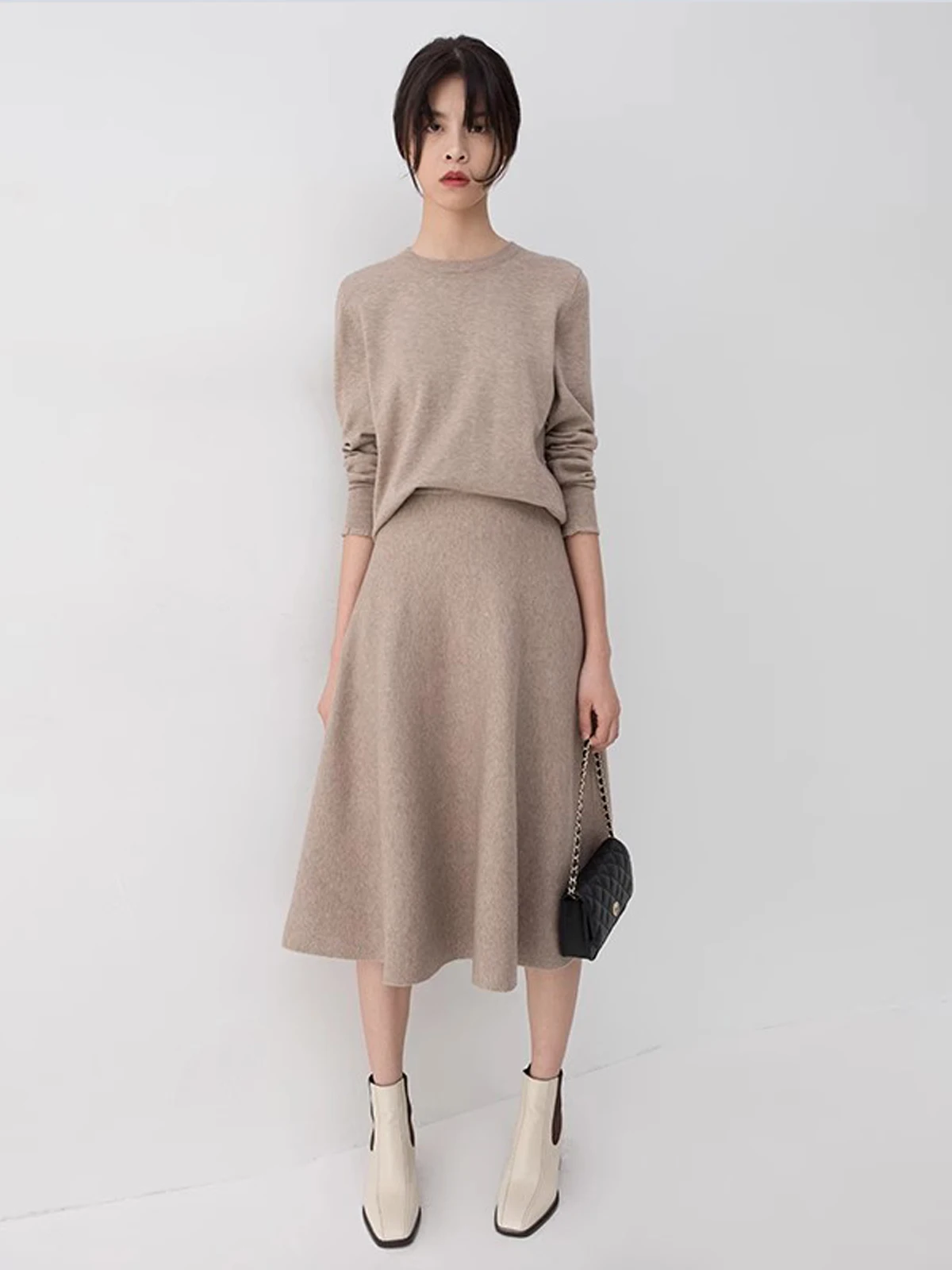 Мягкий вязаный свитер и юбка с высокой талией, комплект из двух предметов, модный свободный крой, стройнящий силуэт, для весны и осени
Мягкий вязаный свитер и юбка с высокой талией, комплект из двух предметов, модный свободный крой, стройнящий силуэт, для весны и осени