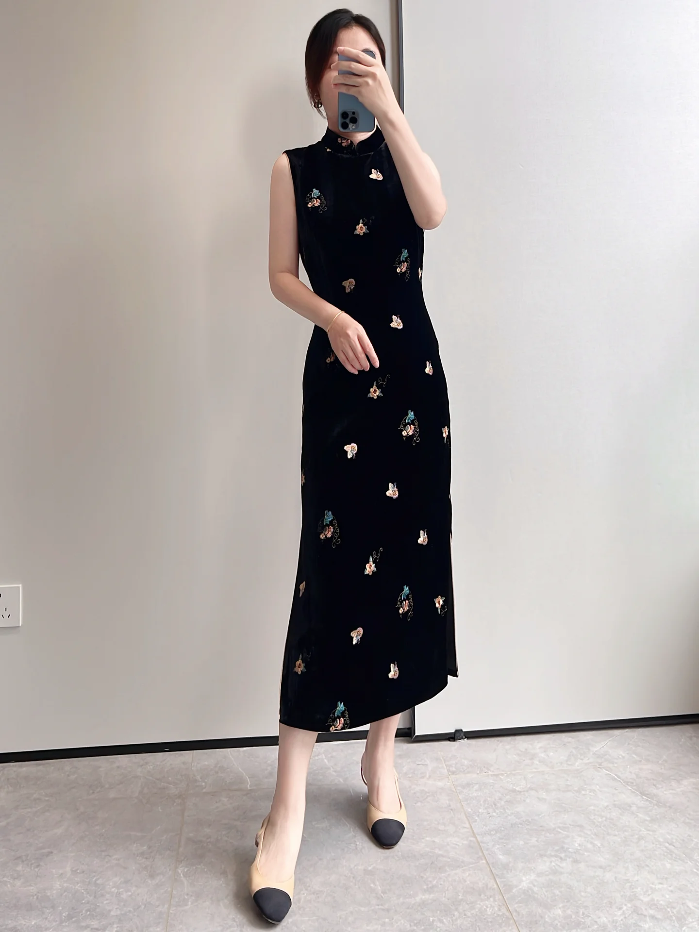 Новое женское платье-ципао в стиле ретро с вышивкой, из шелкового бархата, с воротником-стойкой, цельное, без рукавов
Новое женское платье-ципао в стиле ретро с вышивкой, из шелкового бархата, с воротником-стойкой, цельное, без рукавов