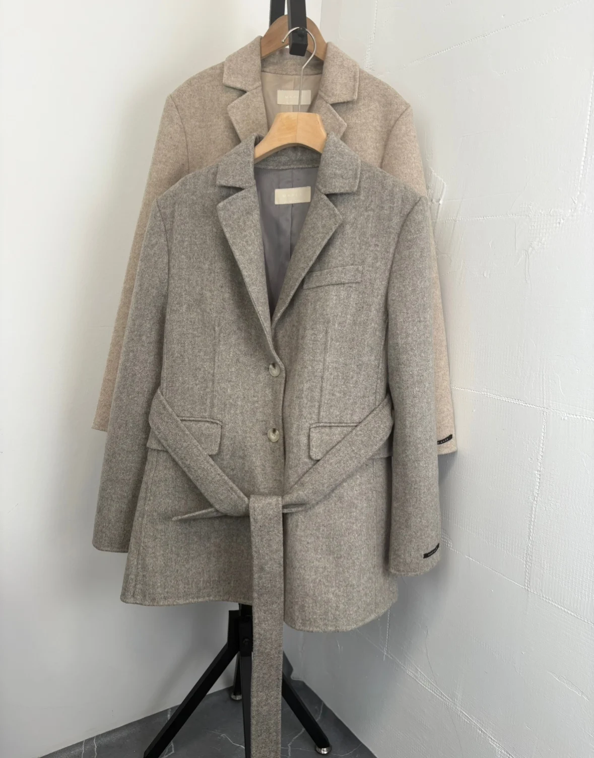 Утепленное шерстяное пальто в британском стиле для женщин, с длинными рукавами, отложным воротником, на одной пуговице, однотонное
Утепленное шерстяное пальто в британском стиле для женщин, с длинными рукавами, отложным воротником, на одной пуговице, однотонное