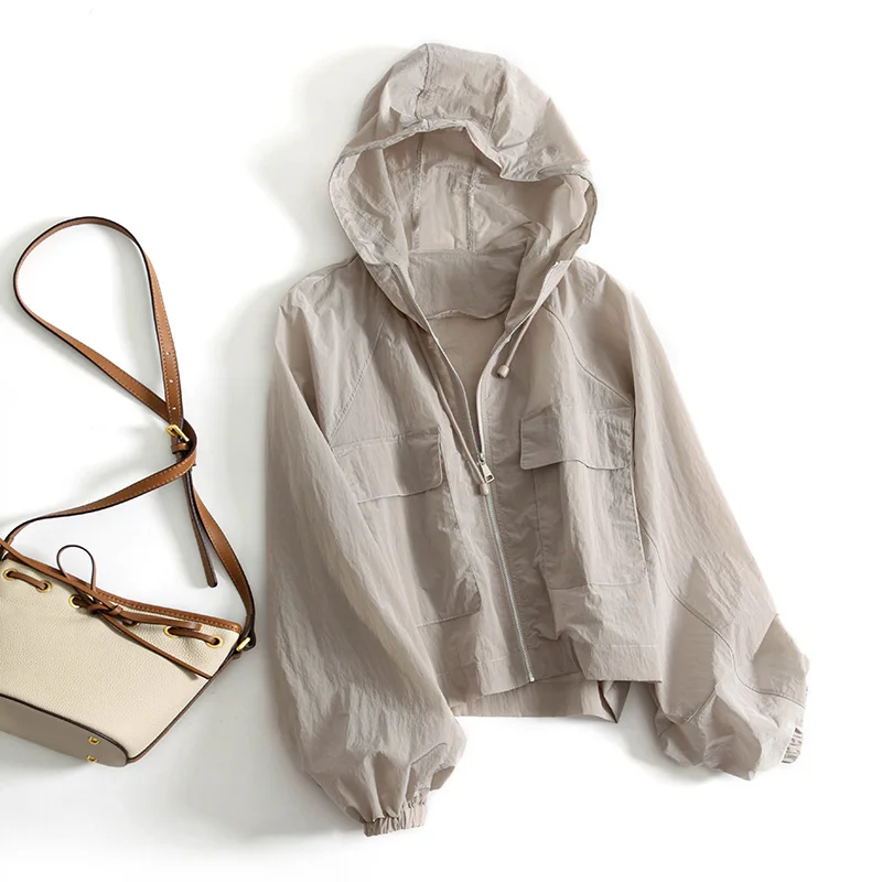 Женская летняя свободная легкая одежда с капюшоном и защитой от ультрафиолета, модная повседневная верхняя одежда на молнии с завязками, дышащая
Женская летняя свободная легкая одежда с капюшоном и защитой от ультрафиолета, модная повседневная верхняя одежда на молнии с завязками, дышащая