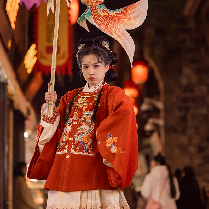 Красный шерстяной костюм Ханьфу в стиле Тан с широкими рукавами, воротником-стойкой и застежкой на пуговицах спереди, для новогодних праздников
Красный шерстяной костюм Ханьфу в стиле Тан с широкими рукавами, воротником-стойкой и застежкой на пуговицах спереди, для новогодних праздников