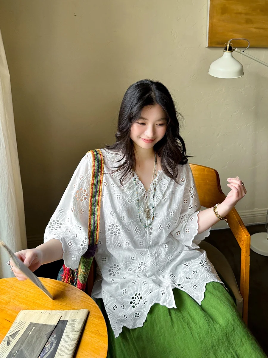 Элегантная хлопковая рубашка с вышивкой и ажурным цветочным узором в винтажном стиле Anne Forest, с длинными рукавами, V-образным вырезом, дышащая и комфортная.
Элегантная хлопковая рубашка с вышивкой и ажурным цветочным узором в винтажном стиле Anne Forest, с длинными рукавами, V-образным вырезом, дышащая и комфортная.