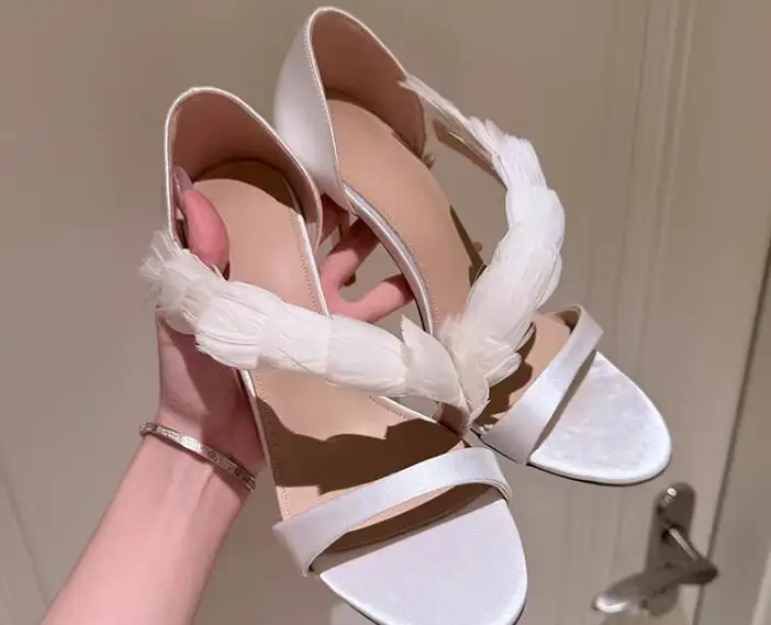 Drop Shipping White Silk Feather Fur One Line Open Toe Summer Sandals Women Cover Heel Cross Strap High Heel Wedding Shoes
Drop Shipping White Silk Feather Fur One Line Open Toe Summer Sandals Women Cover Heel Cross Strap High Heel Wedding Shoes