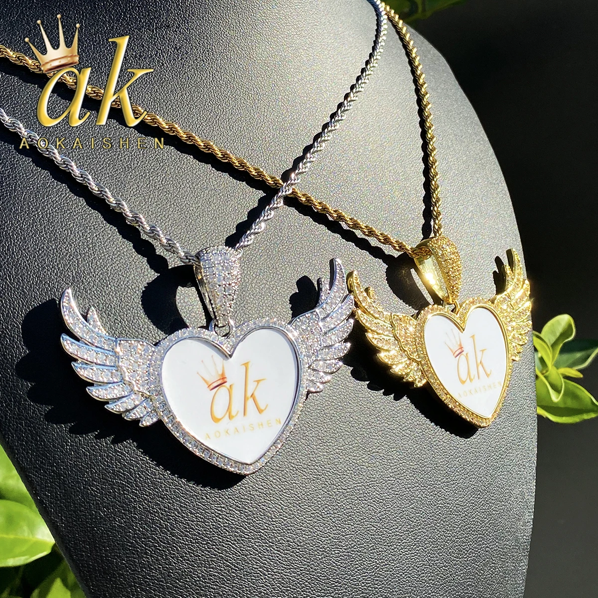 Aokaishen Iced Out Wing Heart Solid back Custom Photo Necklace Pendant for Men Real Gold Plated 5A Grade Hip Hop Jewelry
Aokaishen Iced Out Wing Heart Solid back Custom Photo Necklace Pendant for Men Real Gold Plated 5A Grade Hip Hop Jewelry