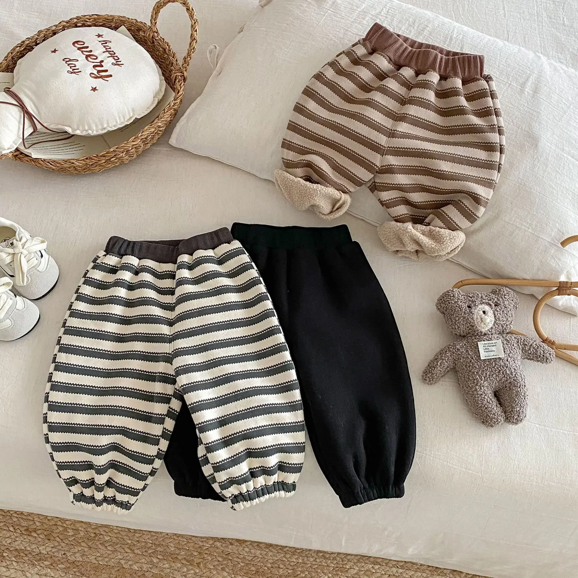 2025 New Winter Sweatpants for Boys & Girls Korean style Striped Color blocked Thickened Cuffed Trousers
2025 New Winter Sweatpants for Boys & Girls Korean style Striped Color blocked Thickened Cuffed Trousers