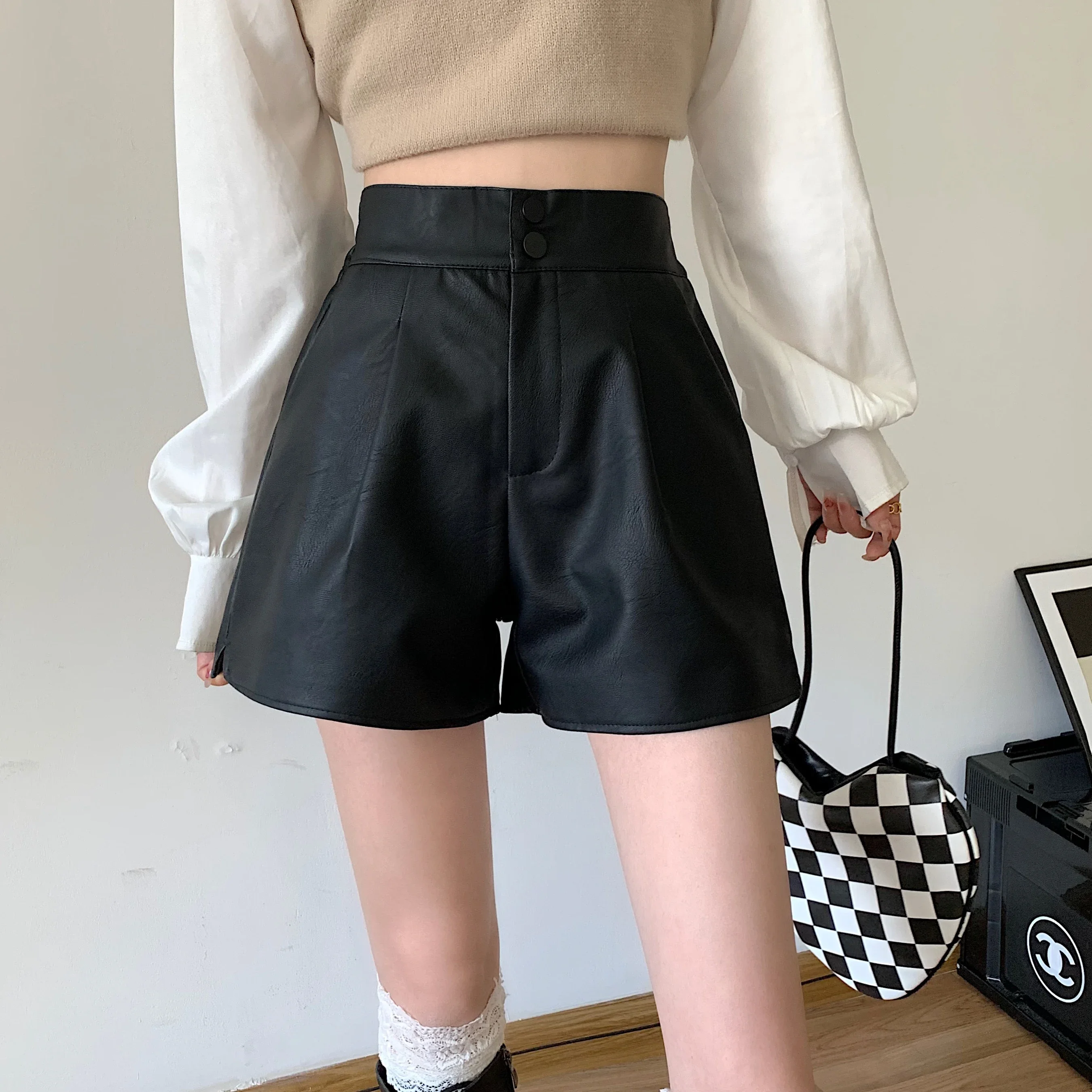 Women 2023 Autumn Winter Fashion PU Leather Shorts Female High Waist Wide Leg Short Pants Ladies Solid Color Loose Shorts U583
Women 2023 Autumn Winter Fashion PU Leather Shorts Female High Waist Wide Leg Short Pants Ladies Solid Color Loose Shorts U583