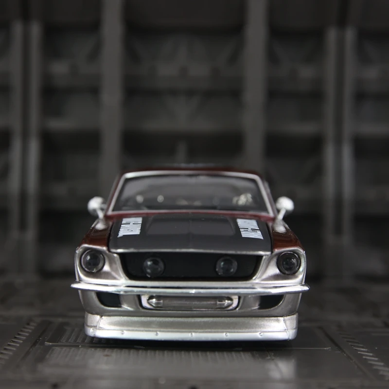 Maisto 1:24 simulation Ford Mustang GT alloy car model, doors can be opened, supercar gift desktop ornament
Maisto 1:24 simulation Ford Mustang GT alloy car model, doors can be opened, supercar gift desktop ornament