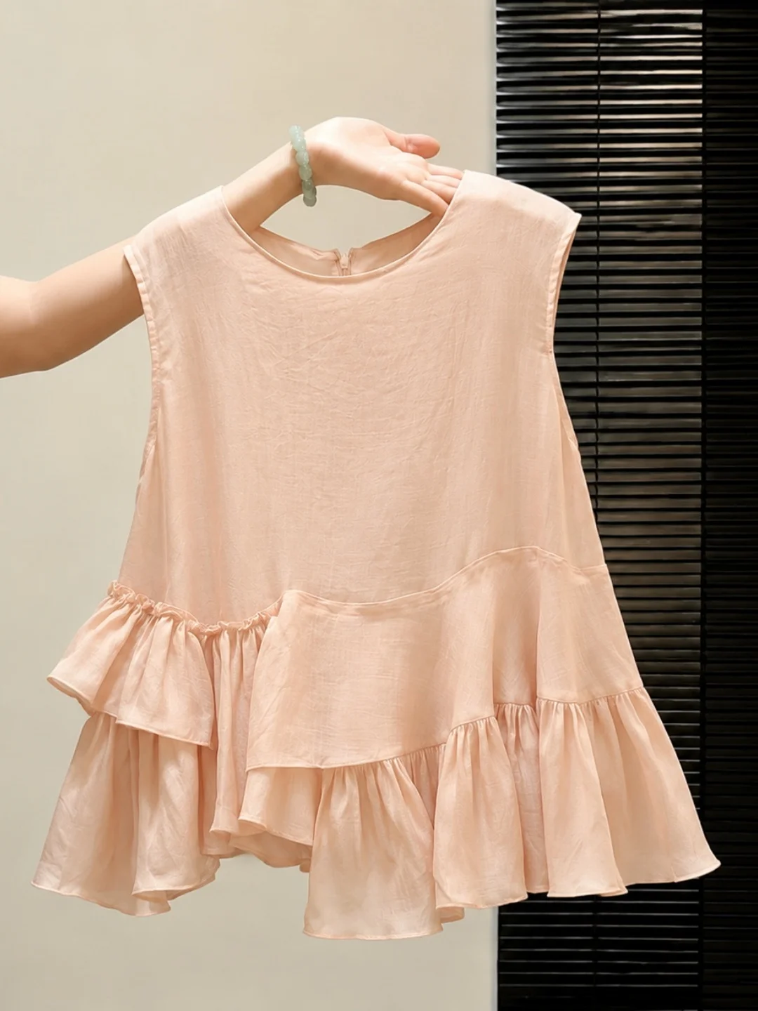 Sweet Lace Trim Sleeveless round Neck Vest Korean Style Elegant Slimming Summer Top for Women Ageless Fashion Casual Silk
Sweet Lace Trim Sleeveless round Neck Vest Korean Style Elegant Slimming Summer Top for Women Ageless Fashion Casual Silk