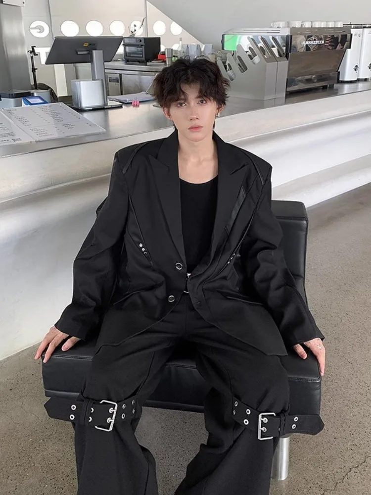 Bla PU Leather Patchwork Men's Suit Jaet Spring Autumn Casual Sle oulder Pad DK orm Loose Fit Polyester Fiber
Bla PU Leather Patchwork Men's Suit Jaet Spring Autumn Casual Sle oulder Pad DK orm Loose Fit Polyester Fiber