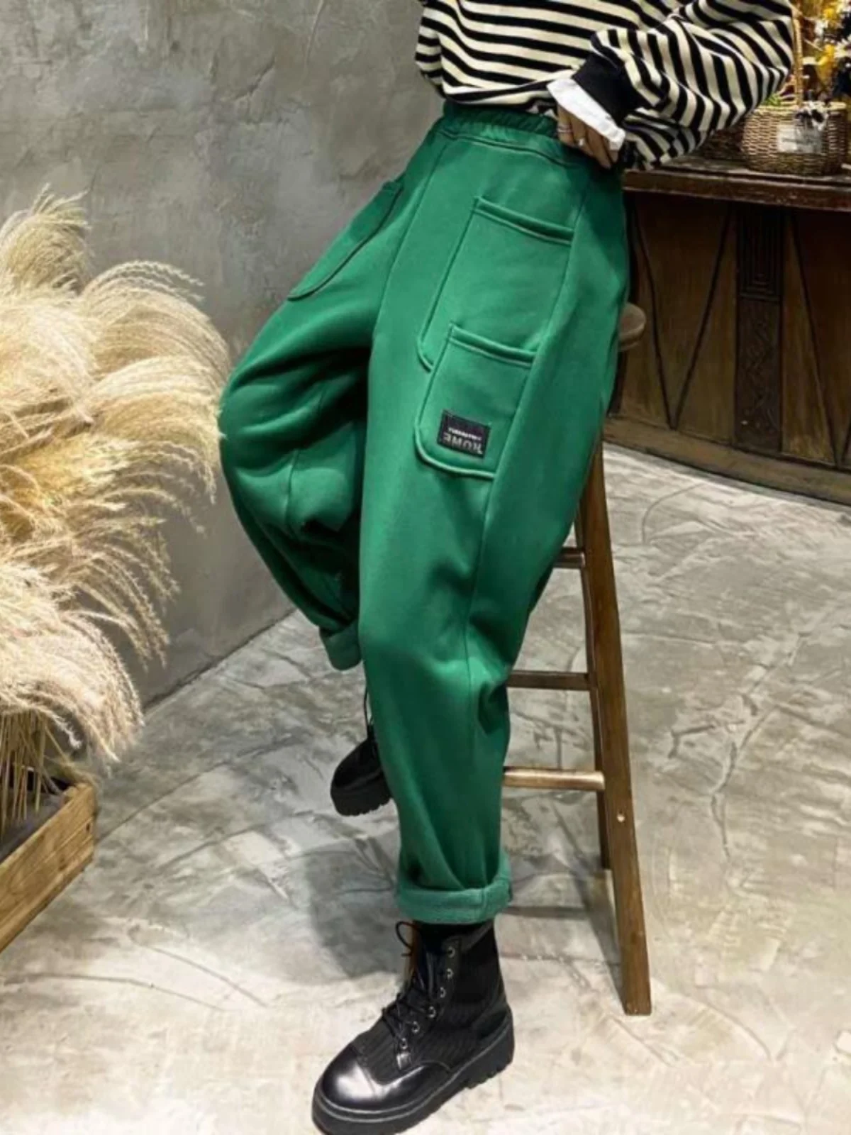 Women's Winter Fce Lined Loose Fit Harlan Pants Elastic Waist Large Size Spor Vintage Trousers Warm Sweatpants
Women's Winter Fce Lined Loose Fit Harlan Pants Elastic Waist Large Size Spor Vintage Trousers Warm Sweatpants