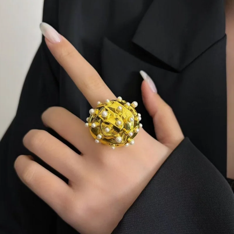 European and American retro metal Ring for women's suitabl jewelry exaggerated pearl niche design sense high-end open index rin
European and American retro metal Ring for women's suitabl jewelry exaggerated pearl niche design sense high-end open index rin