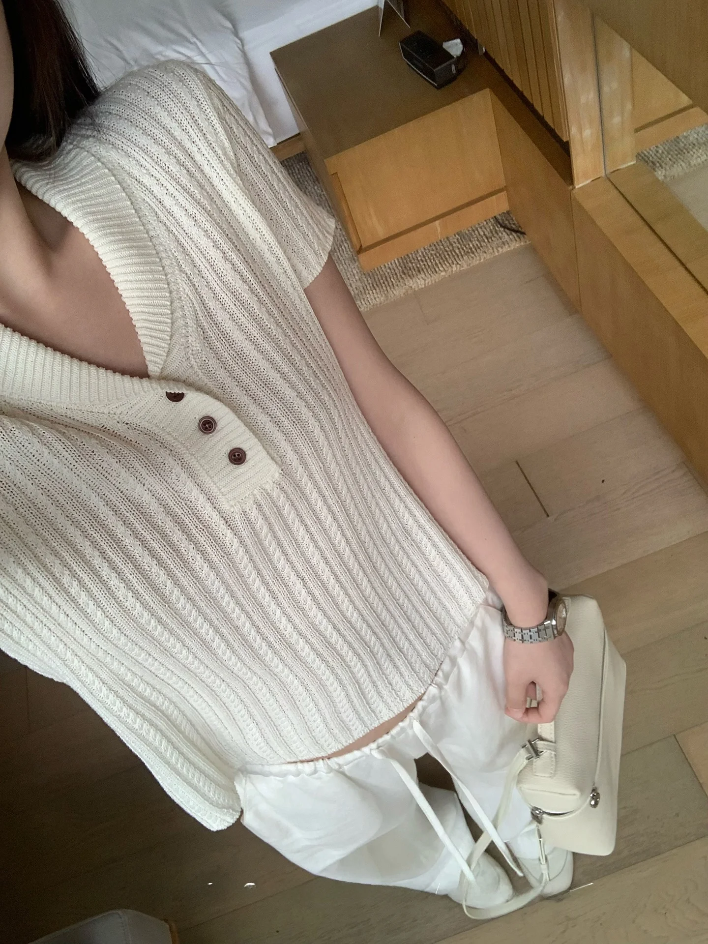 Женская вязаная футболка Lin12 HanNan Dongoni: повседневная летняя модель с коротким рукавом, отложным воротником, узором «косичка» и мягкой смесовой тканью из полиэстера
Женская вязаная футболка Lin12 HanNan Dongoni: повседневная летняя модель с коротким рукавом, отложным воротником, узором «косичка» и мягкой смесовой тканью из полиэстера