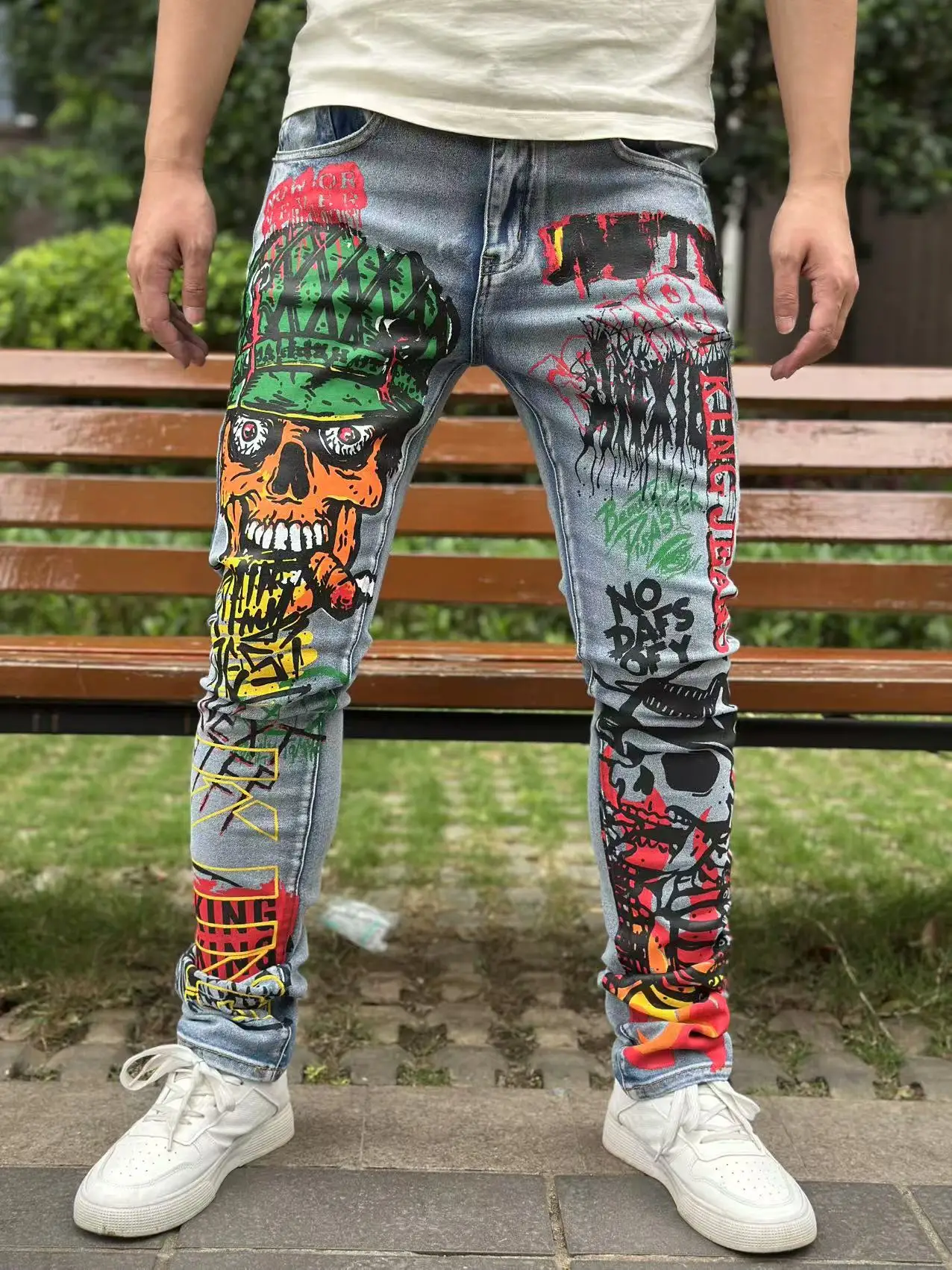 Men's Trendy Graffiti Style Jeans with Classic Print - Casual Style Suitable for All Seasons
Men's Trendy Graffiti Style Jeans with Classic Print - Casual Style Suitable for All Seasons
