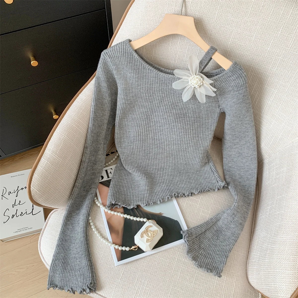 Women's Gray Three-Dimensional Flower Irregular Suspender Slanted Shoulder Sweater Korean Casual Autumn Winter Hem Black Ear Top
Women's Gray Three-Dimensional Flower Irregular Suspender Slanted Shoulder Sweater Korean Casual Autumn Winter Hem Black Ear Top