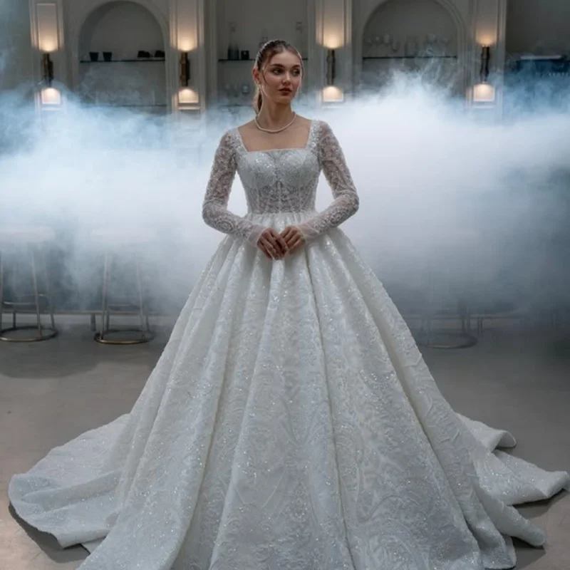 Customized Shiny ivory Ball Gown Royal Wedding Dresses Sweetheart crystal decal applique Lace Long tail vent Made Robe De
Customized Shiny ivory Ball Gown Royal Wedding Dresses Sweetheart crystal decal applique Lace Long tail vent Made Robe De