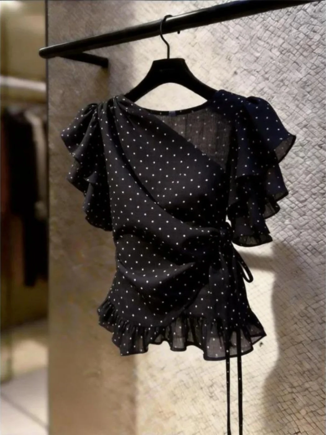 Elegant Black Polka Dot Asymmetrical Hem Shirt Women's Slim Fit Shirt Summer 2026 Fashionable Bell Sleeve Casual Shirt
Elegant Black Polka Dot Asymmetrical Hem Shirt Women's Slim Fit Shirt Summer 2026 Fashionable Bell Sleeve Casual Shirt