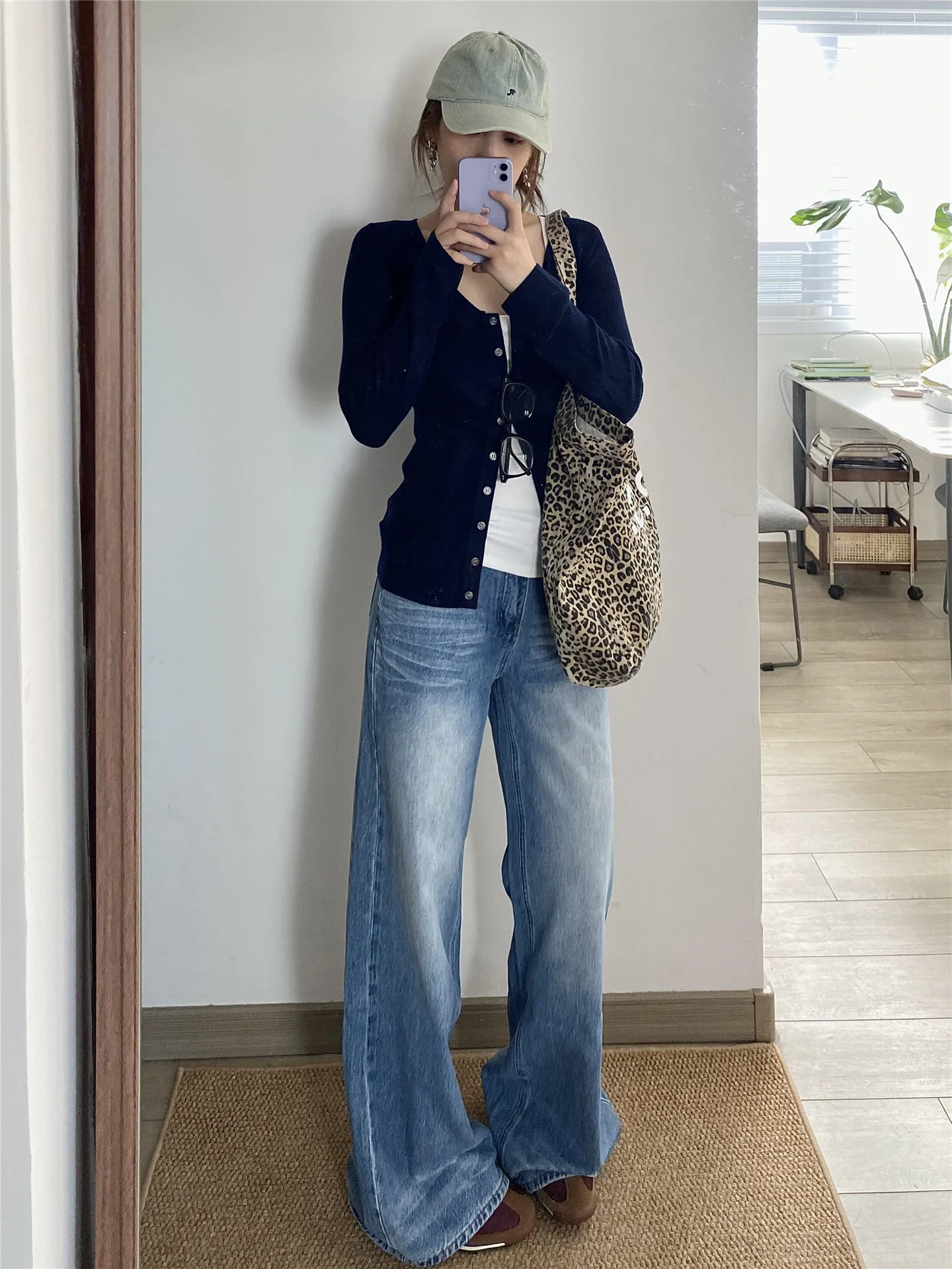 Extended Length High Waist Wide Leg Denim Jeans Women's Loose Slimming Vintage Casual Straight Leg Pants Spring Season
Extended Length High Waist Wide Leg Denim Jeans Women's Loose Slimming Vintage Casual Straight Leg Pants Spring Season