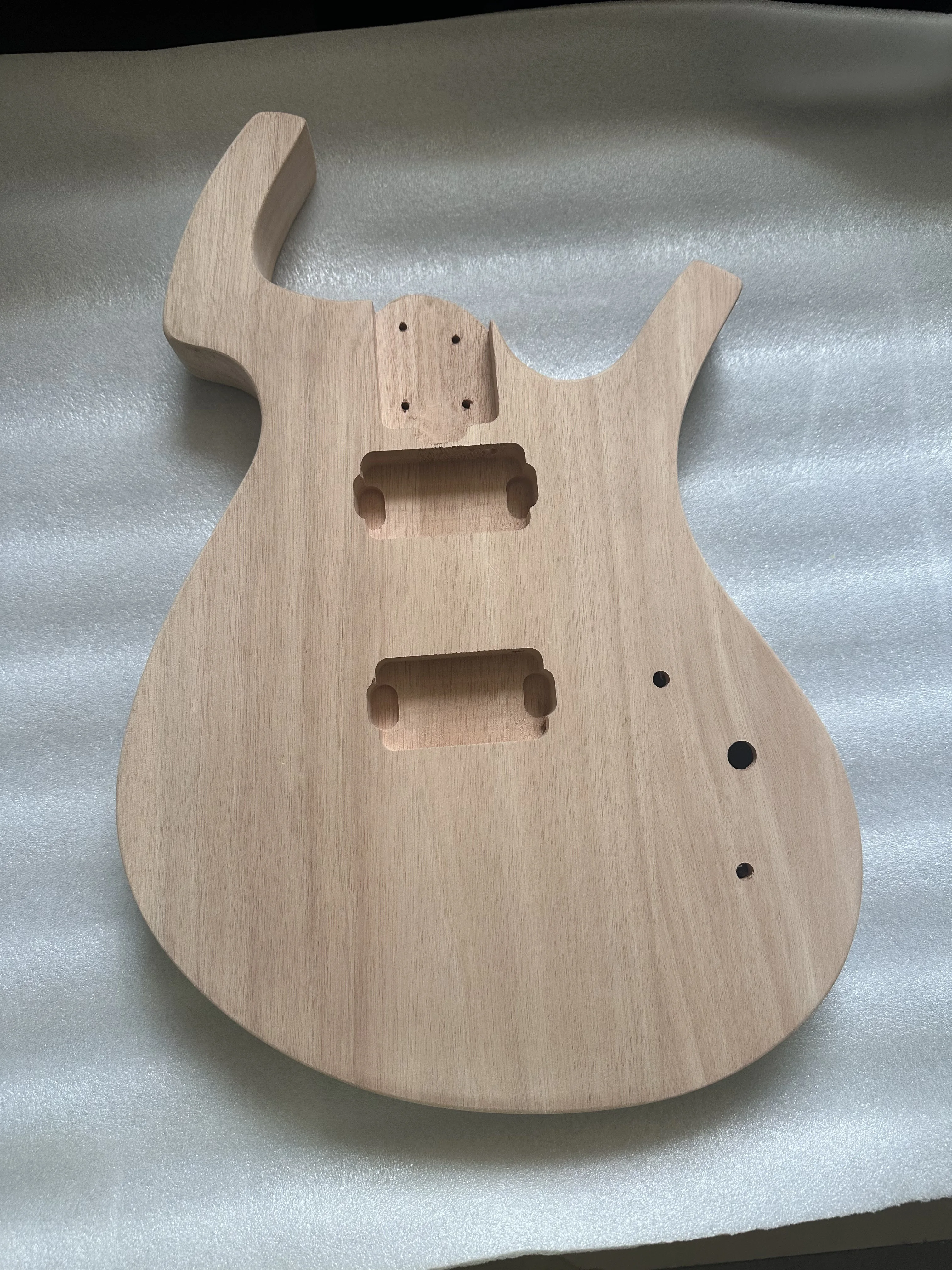 Rare Electric Guitar Body, Unfinished Solid Mahogany Wood, Authentic Color,Brand New Items,Made in China,DIY Guitar Parts
Rare Electric Guitar Body, Unfinished Solid Mahogany Wood, Authentic Color,Brand New Items,Made in China,DIY Guitar Parts