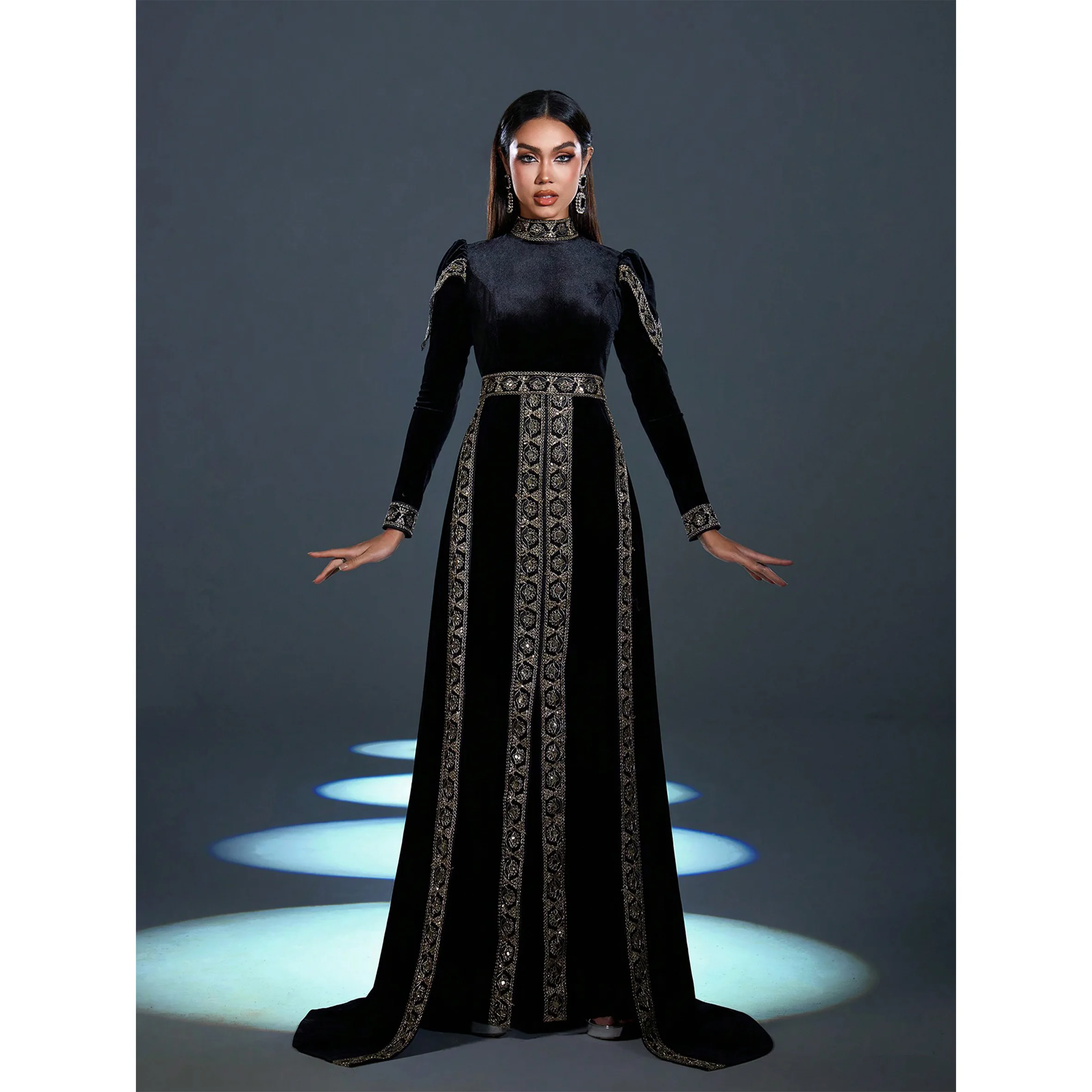 Бархатное платье для выпускного вечера с кружевной отделкой и воротником-стойкой 
Бархатное платье для выпускного вечера с кружевной отделкой и воротником-стойкой