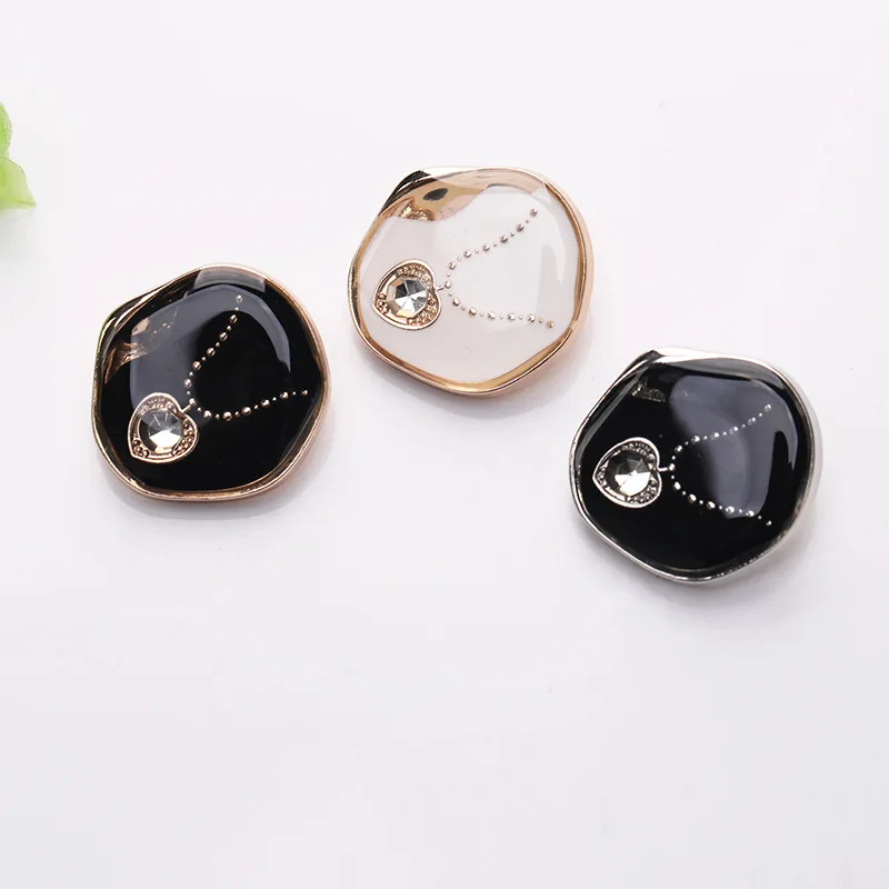 10 шт., роскошное ожерелье с узором, нерегулярные металлические пуговицы для одежды, костюма, пальто, аксессуары для шитья своими руками, 15 мм, 20 мм, пуговица для свитера
10 шт., роскошное ожерелье с узором, нерегулярные металлические пуговицы для одежды, костюма, пальто, аксессуары для шитья своими руками, 15 мм, 20 мм, пуговица для свитера