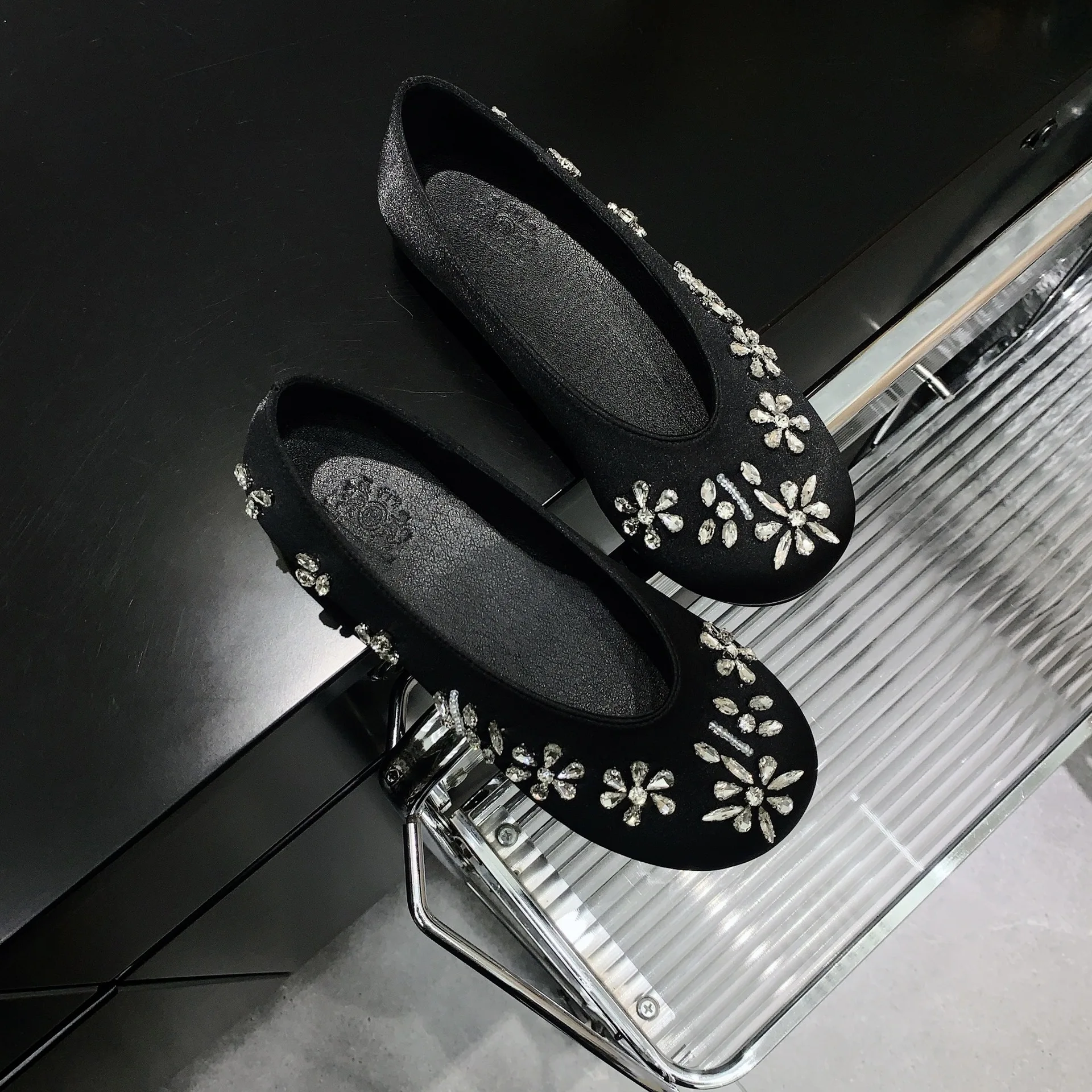 New Diamond Embedded Flower Flat Bottom Ballet Shoes Women's Soft Bottom Comfortable Versatile Ballet Dance Shoes Sweet Style
New Diamond Embedded Flower Flat Bottom Ballet Shoes Women's Soft Bottom Comfortable Versatile Ballet Dance Shoes Sweet Style
