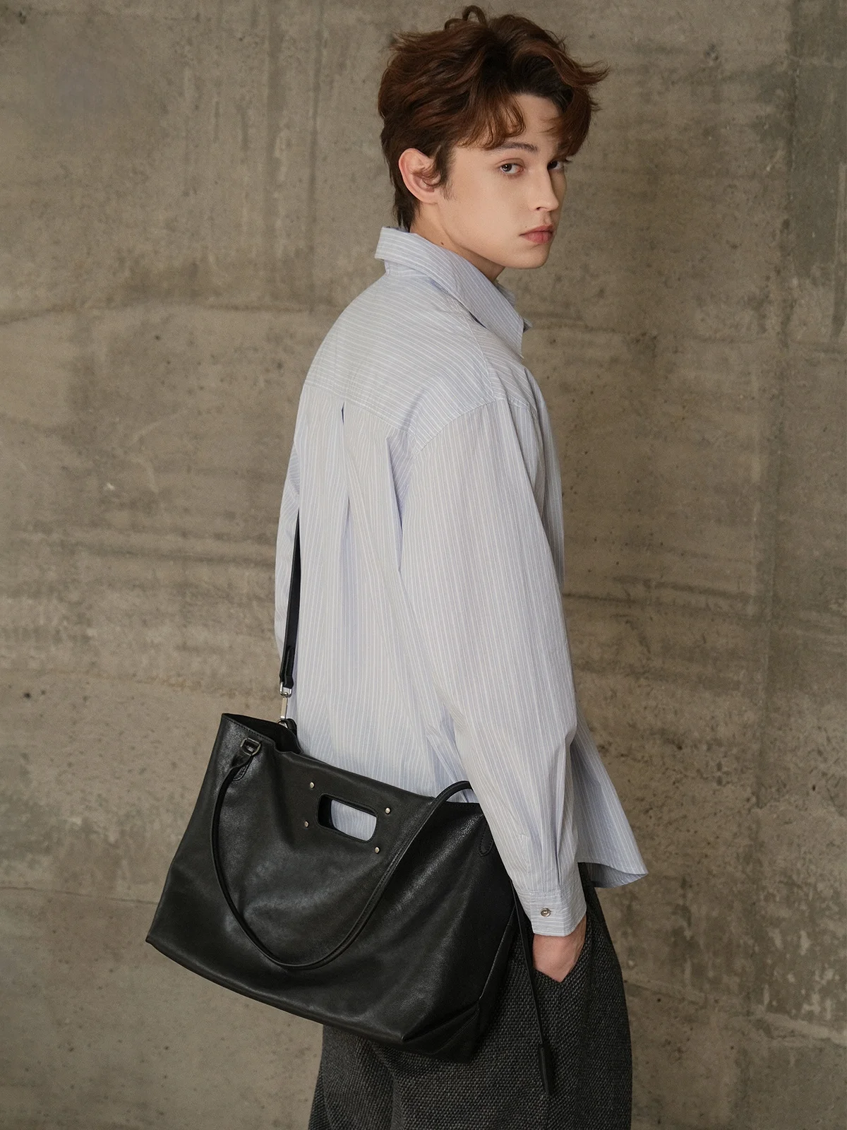 SFREEYA Genuine Leather Large Capacity Handheld Tote Bag Cowhide Single Shoulder Bag for Youth Casual Pure Color Handbag
SFREEYA Genuine Leather Large Capacity Handheld Tote Bag Cowhide Single Shoulder Bag for Youth Casual Pure Color Handbag