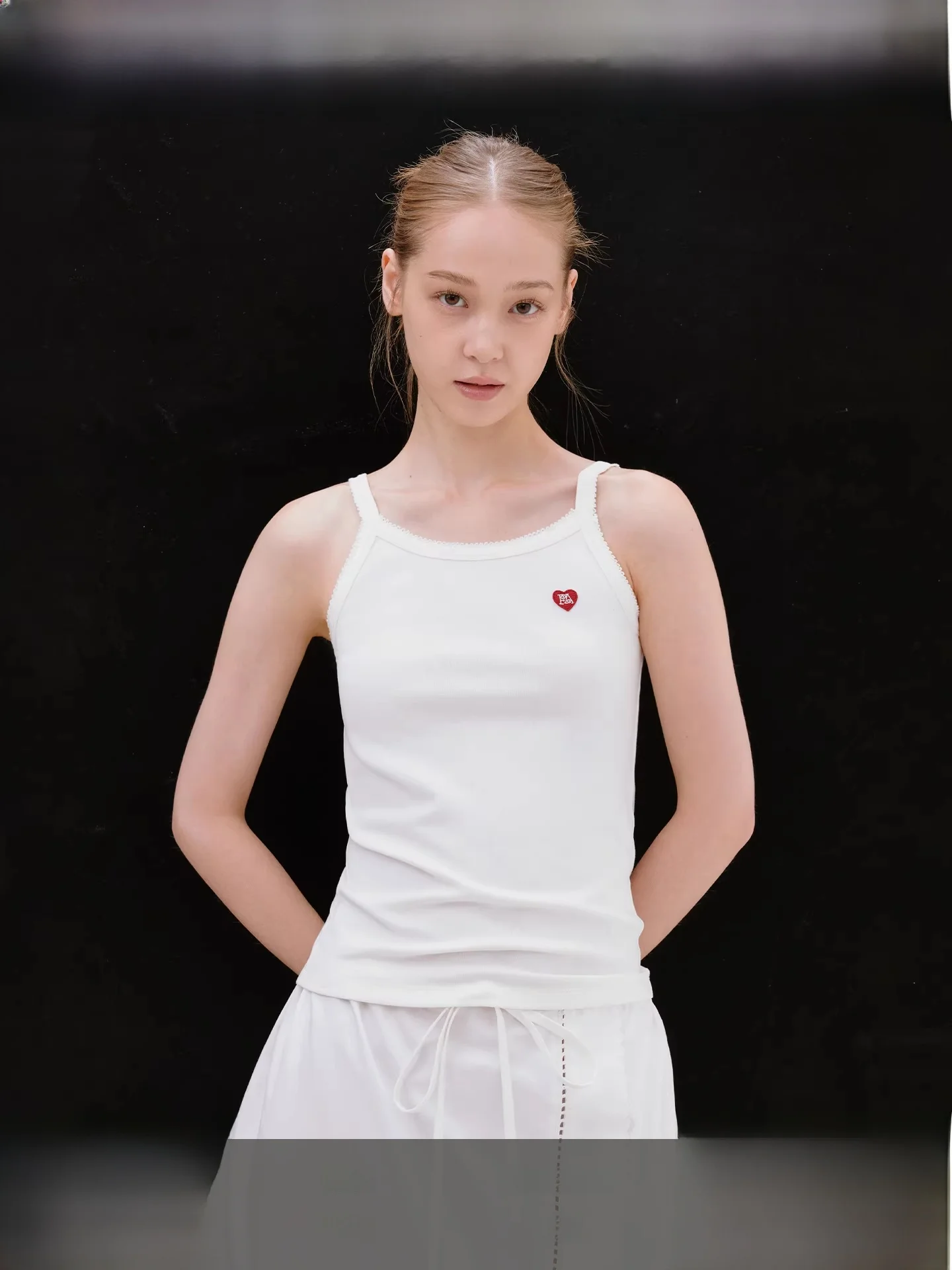 Женский топ Fano Design Sensation Color Colion с вышивкой в виде сердца, отложным воротником, оборками и бретелями, лето 2025, смесь хлопка
Женский топ Fano Design Sensation Color Colion с вышивкой в виде сердца, отложным воротником, оборками и бретелями, лето 2025, смесь хлопка