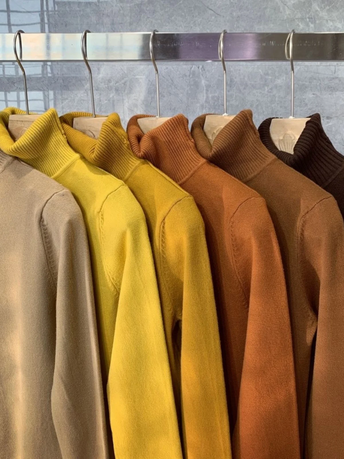 Утепленный мужской вязаный шерстяной свитер с высоким воротником, осенне-зимний, самонагревающийся, однотонный, базовый слой, молодежный повседневный трикотаж
Утепленный мужской вязаный шерстяной свитер с высоким воротником, осенне-зимний, самонагревающийся, однотонный, базовый слой, молодежный повседневный трикотаж